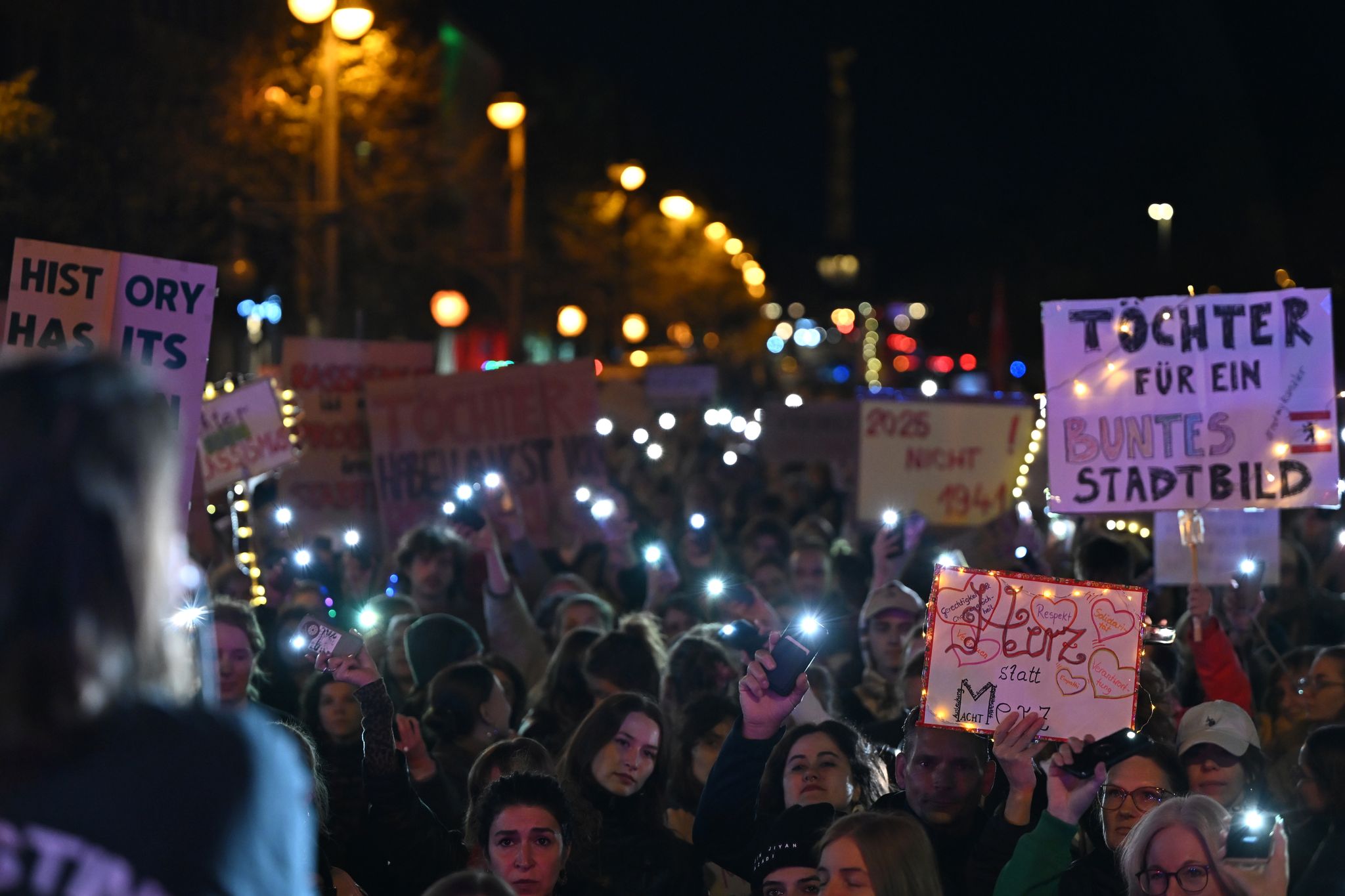 Laut Polizei kamen rund 2.000 Menschen zu der Demonstration.