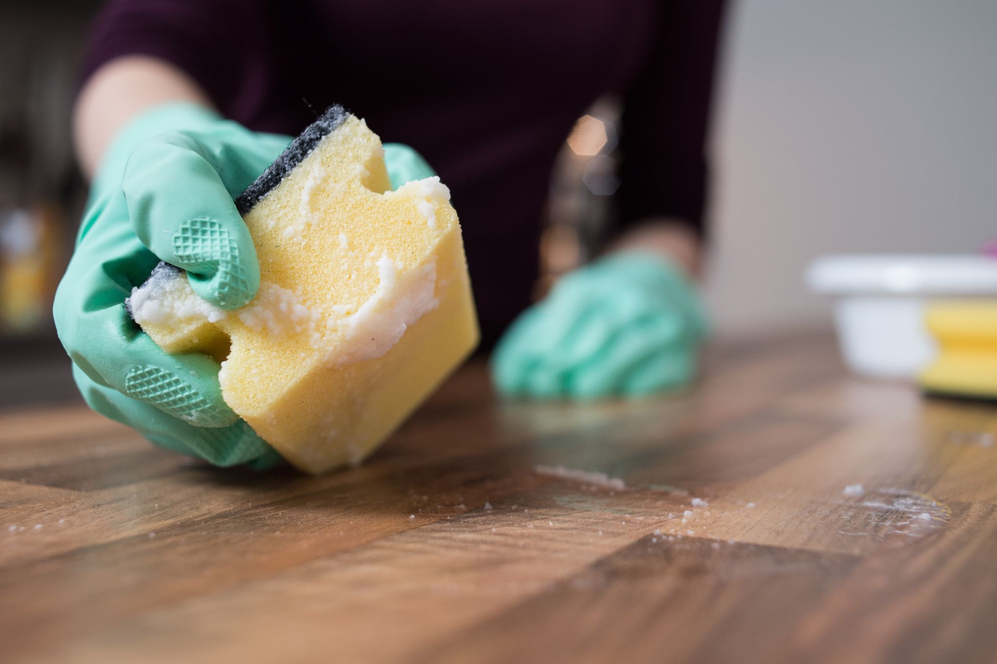 Feuchte Schwämme sollte man regelmäßig austauschen oder besser gleich dünne Putzlappen oder Küchenpapier verwenden, wenn etwas verschüttet wurde.