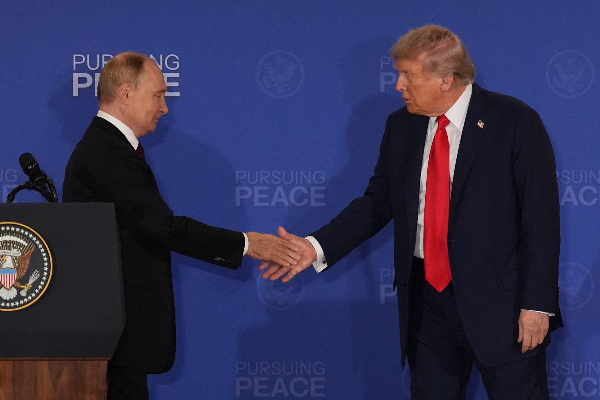 Erst wenn er sich eines Deals sicher sein kann, möchte Trump nach eigenen Angaben Putin erneut treffen. (Archivbild)