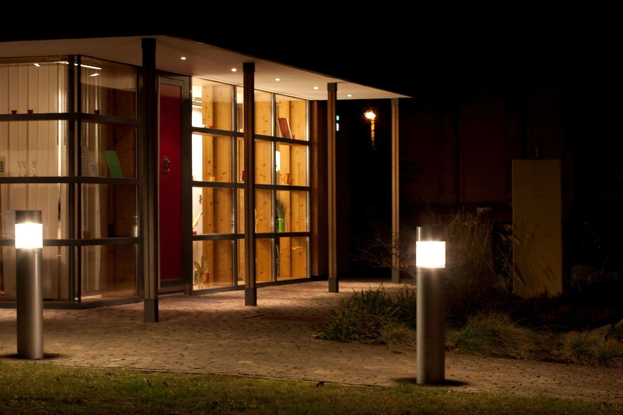 Sind der Eingangsbereich und die Wege auf dem Grundstück gut beleuchtet, können Bewohner und Gäste auch in der Dunkelheit sicher zum Haus gelangen.