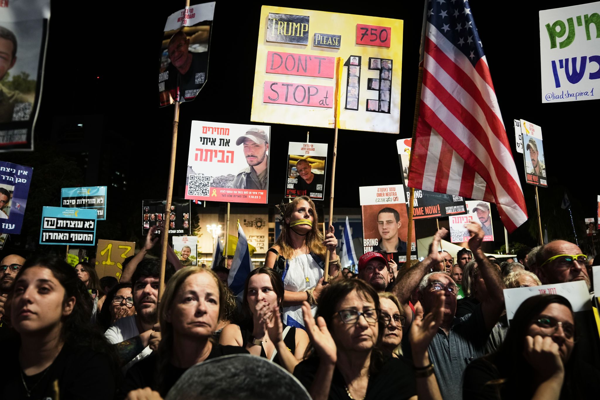 In Israel fordern Zehntausende Menschen die Rückgabe der restlichen toten Geiseln der Hamas.