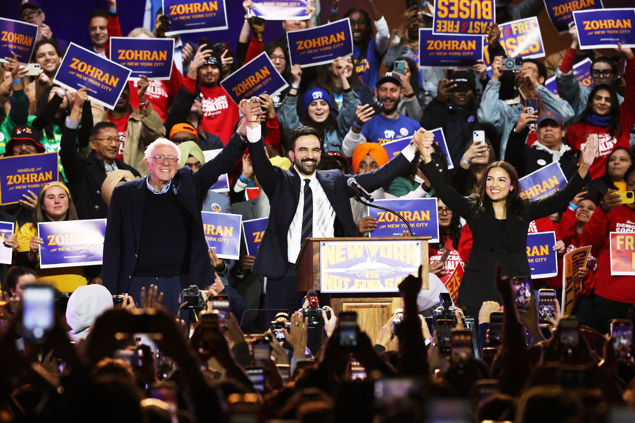 Mamdani trat an der Seite von Sanders (l) und Ocasio-Cortez (r) auf.