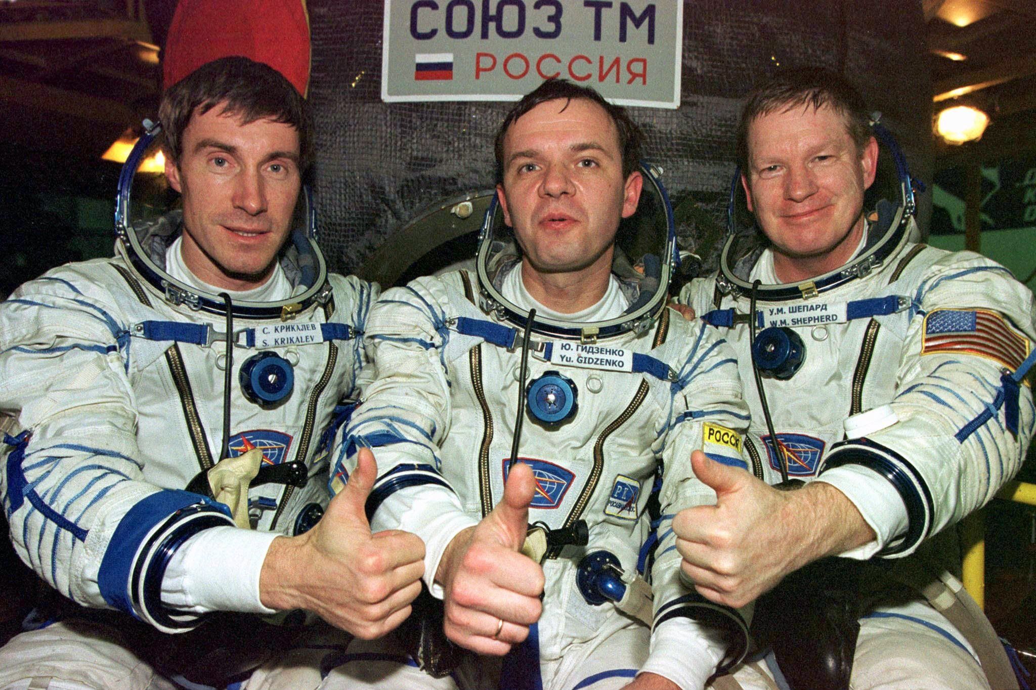 Die Crew, die als erste die Internationale Raumstation ISS bewohnte: US-Astronaut Bill Shepherd (l-r) und die russischen Kosmonauten Juri Gidsenko und Sergej Krikaljow, heben die Daumen vor ihrer Sojus-Rakete. (Archivbild)