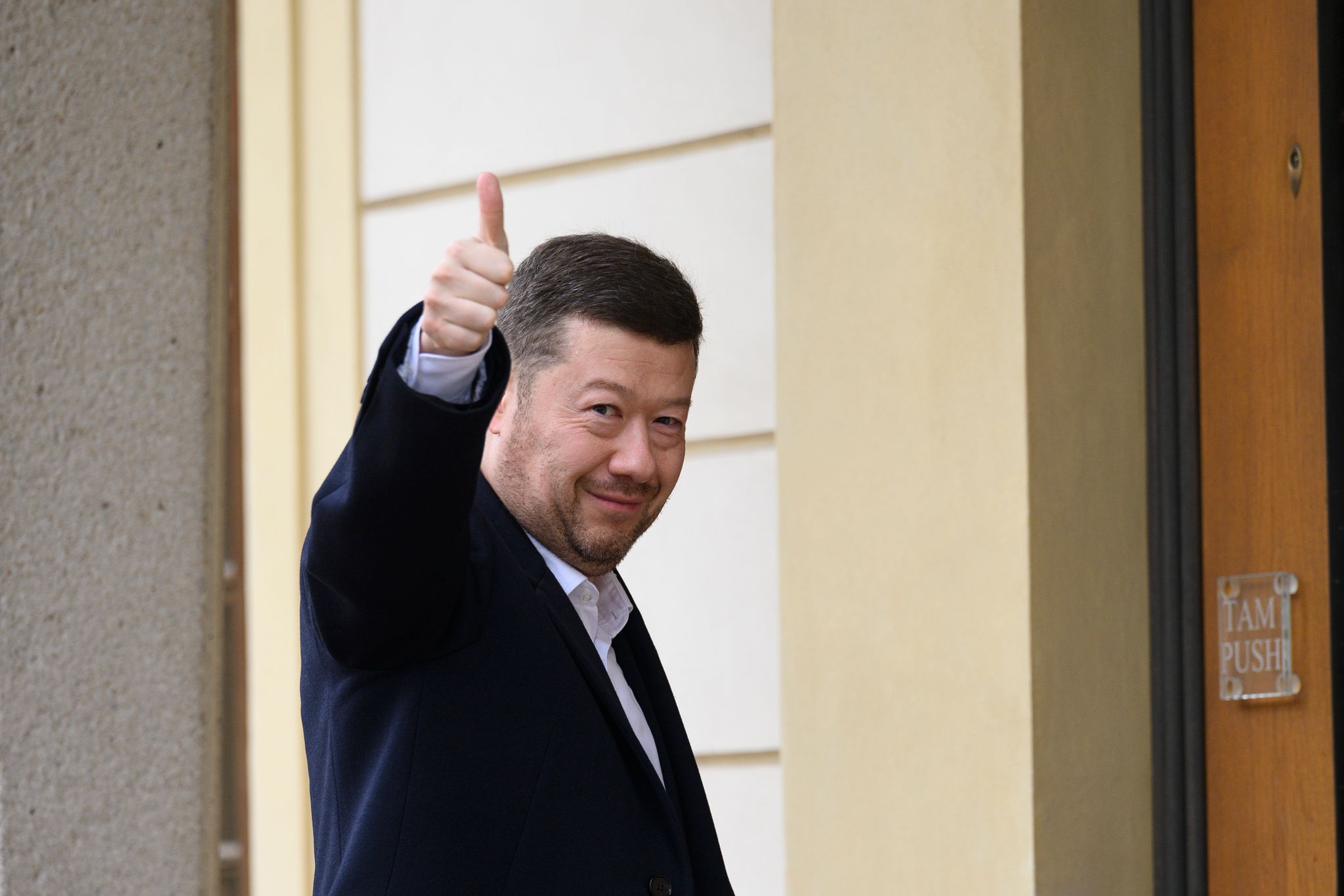 Der Vorsitzende der Partei Freiheit und direkte Demokratie (SPD), Tomio Okamura, begrüßt Fotografen auf seinem Weg zu Präsident Pavel, der ihn zu einer Nachwahlberatung eingeladen hatte.