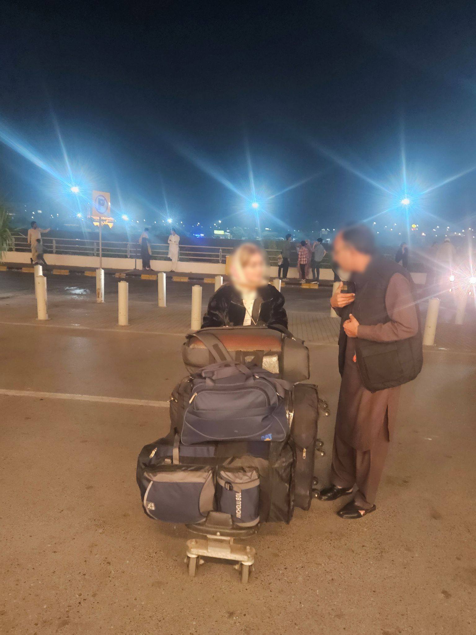 Afghanen fliegen aus Pakistan nach Deutschland.