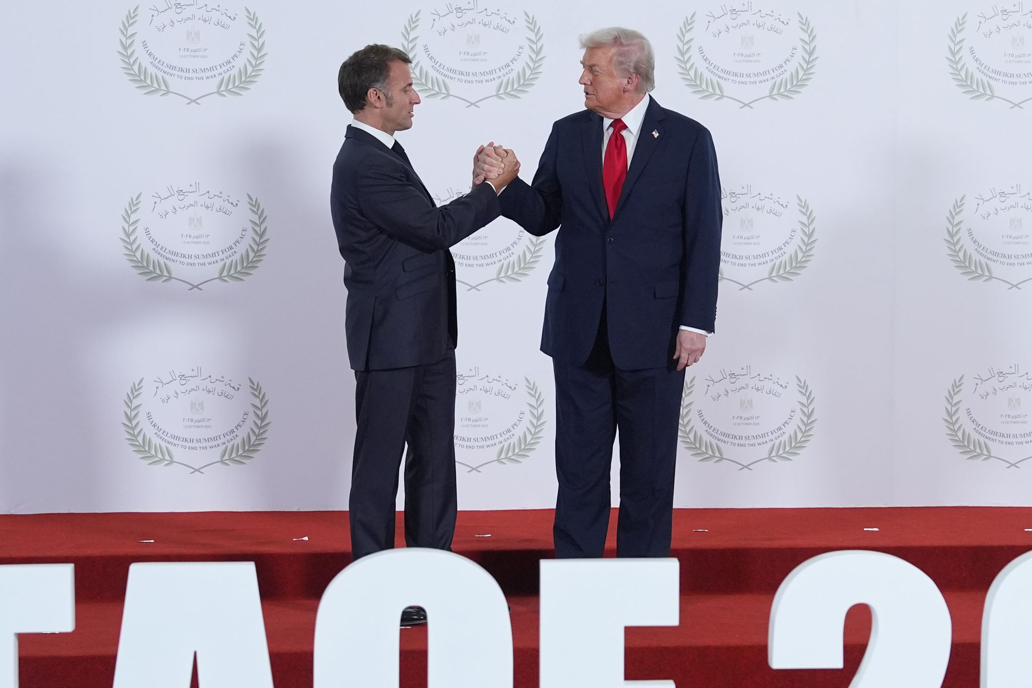 Während sich US-Präsident Trump für das Gaza-Abkommen feiern lässt, ist Frankreichs Präsident Macron weiter vorsichtig.