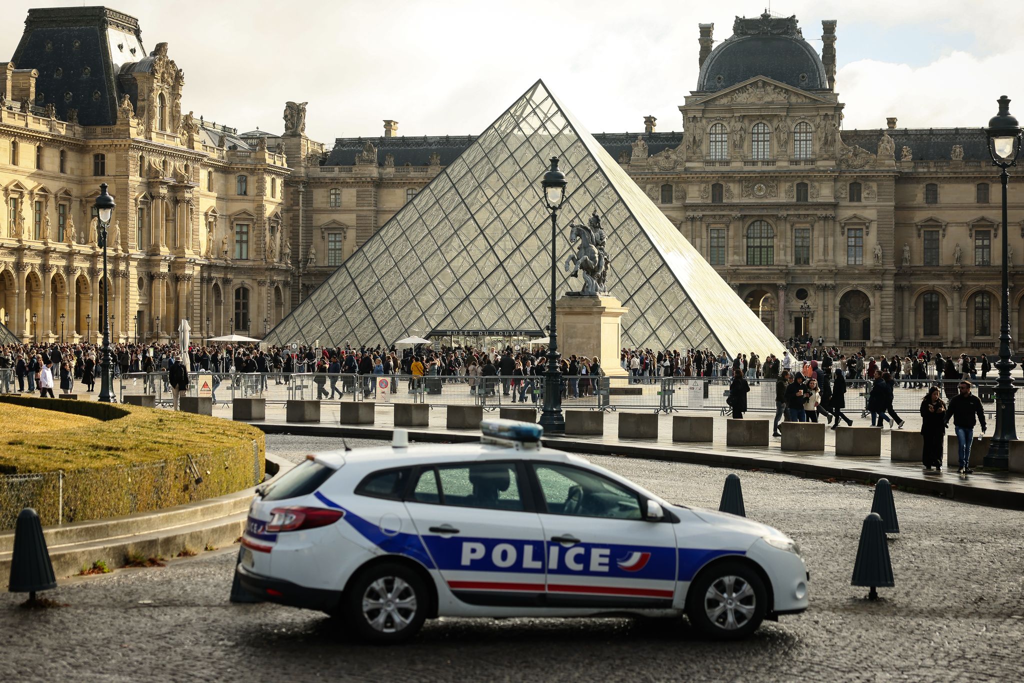 Auch nach der Festnahme von zwei Verdächtigen fehlt noch immer die Beute des spektakulären Kunstraubs im Pariser Louvre.