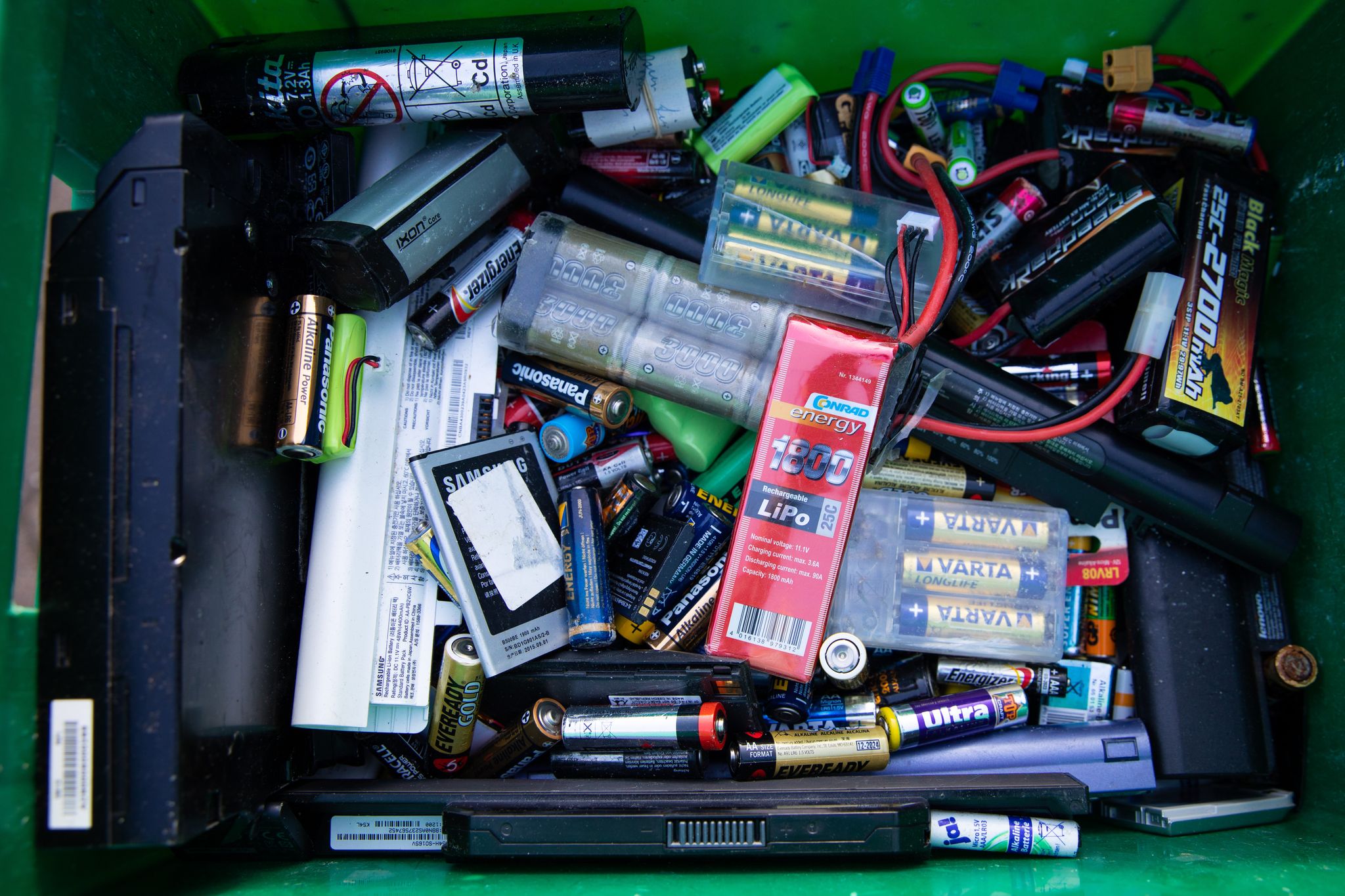 Alte Batterien dürfen nicht einfach in den Hausmüll geworfen werden.