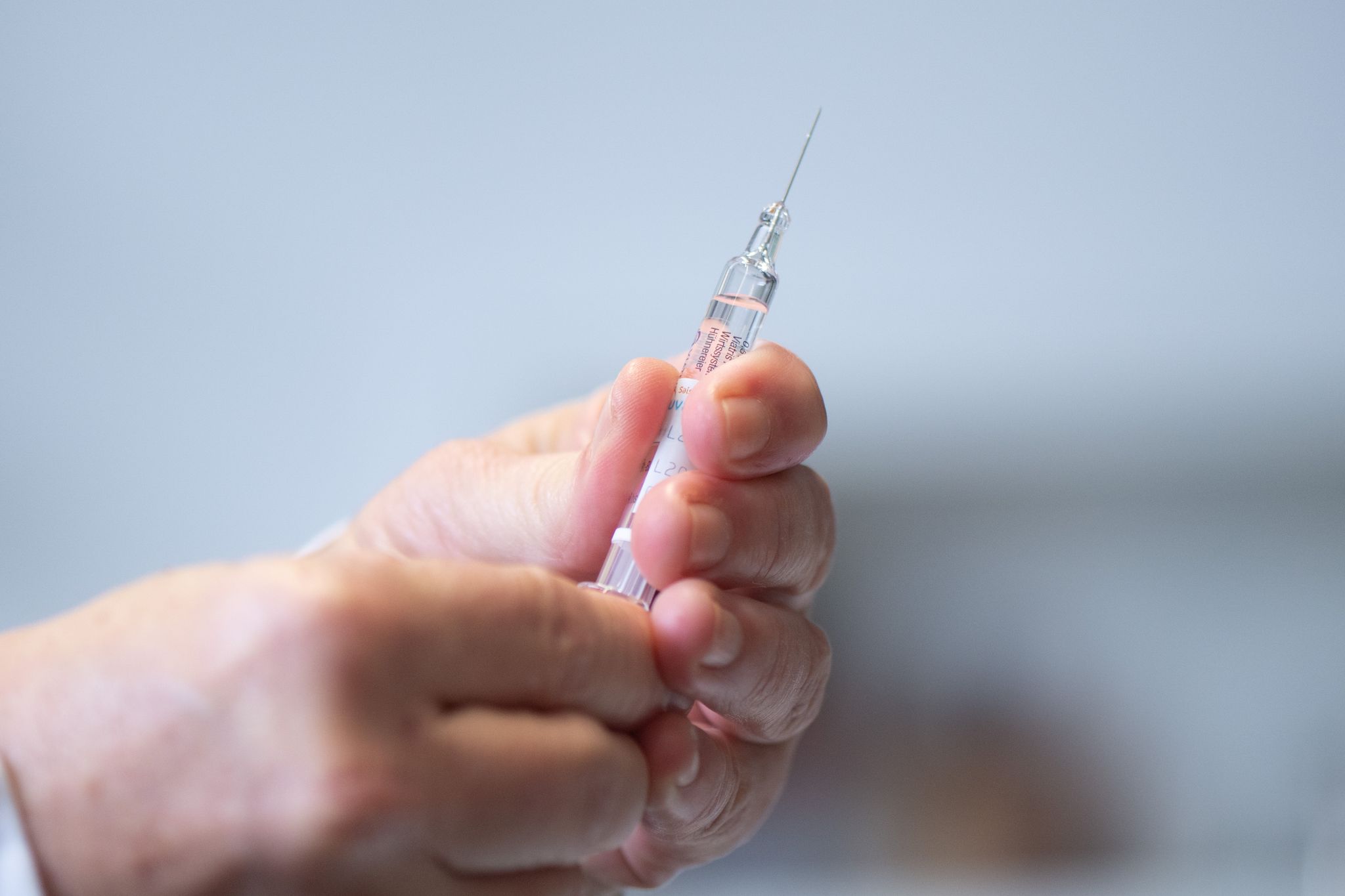 Der Kläger meint, bei seiner Herzerkrankung handele es sich um einen Impfschaden. (Archivbild)