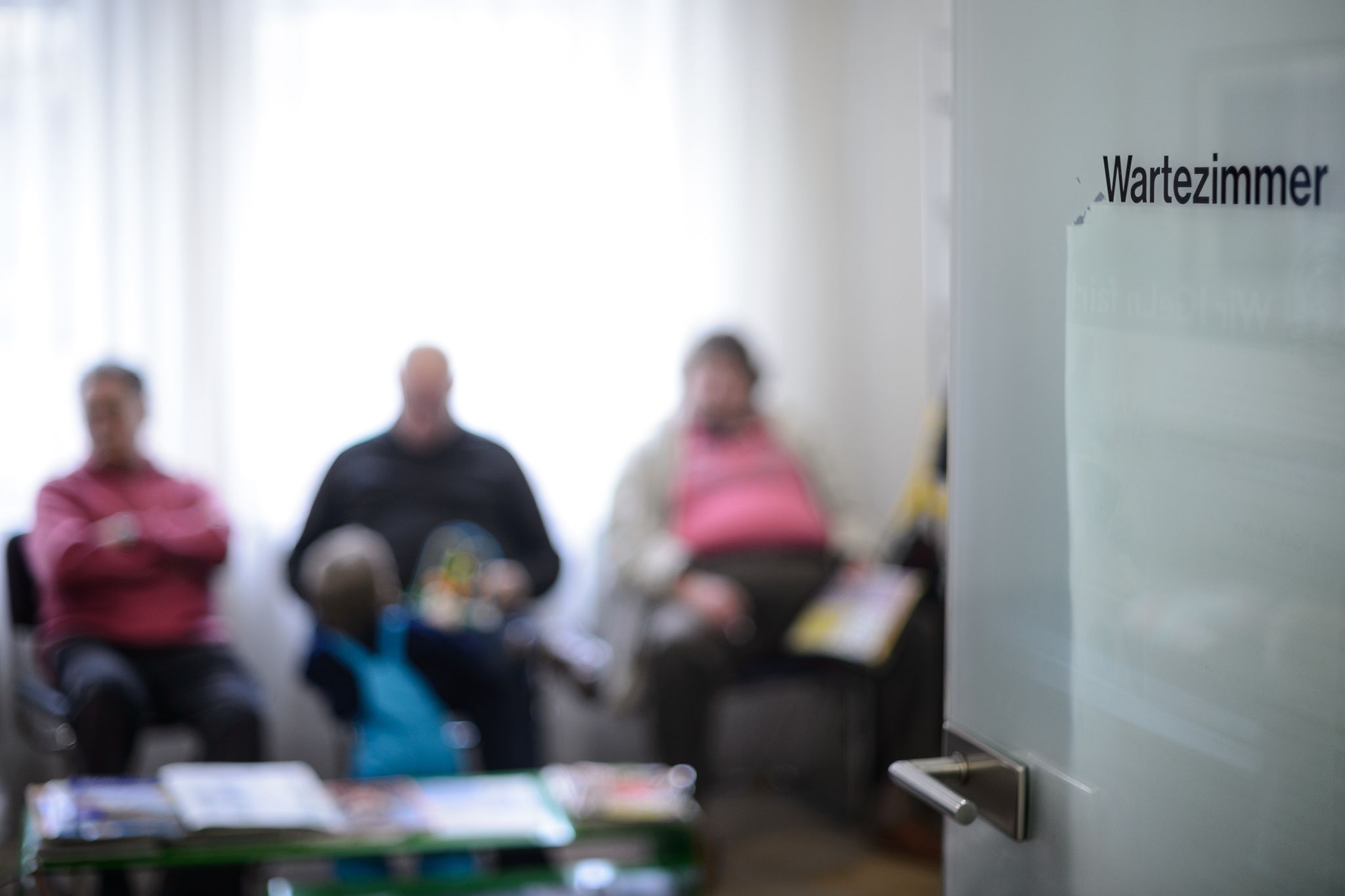 Warten gehört für viele Kassenpatienten bei Praxen dazu. (Archivbild)