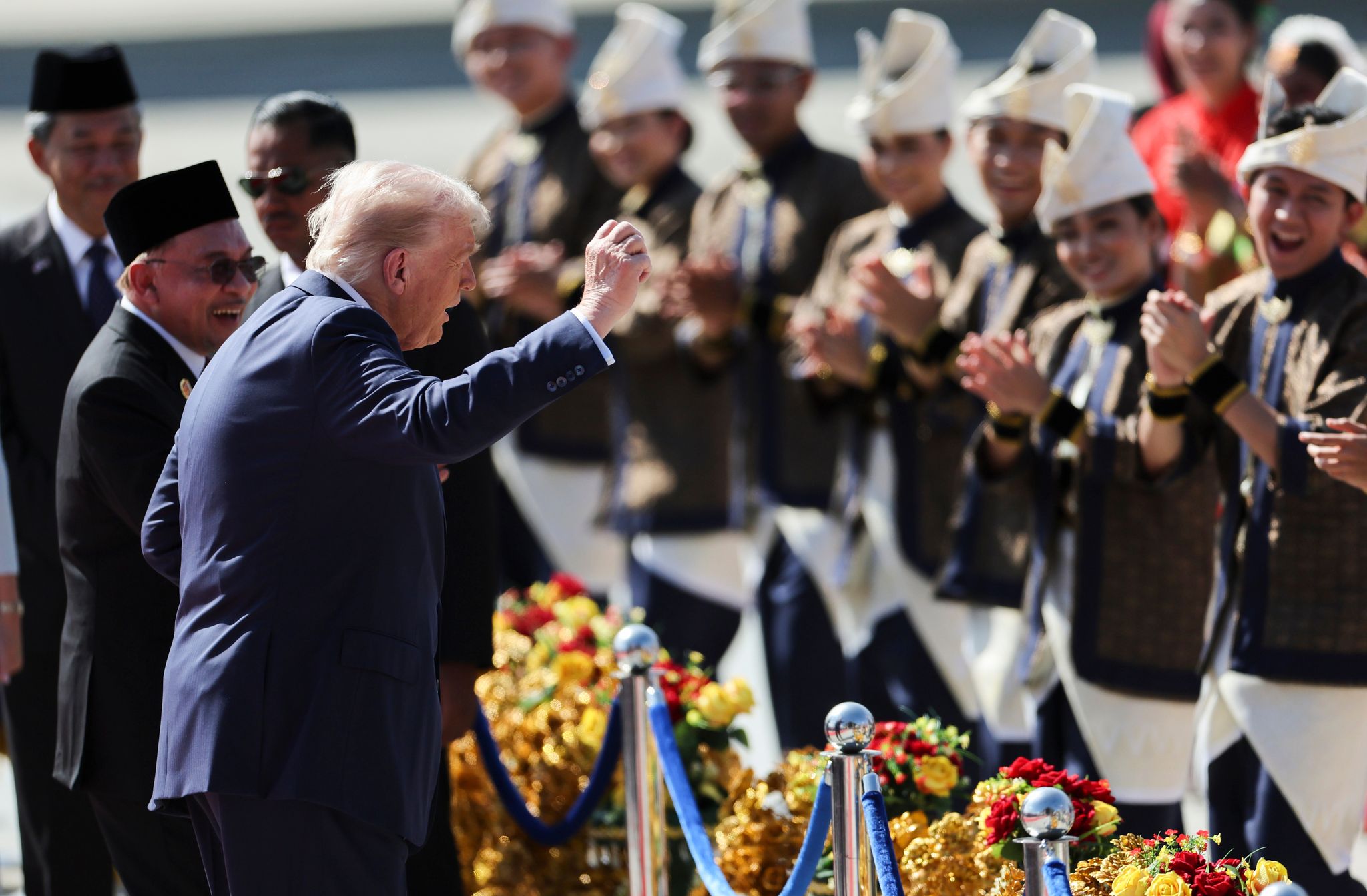 Trump präsentiert eine Tanzeinlage bei seiner Landung.