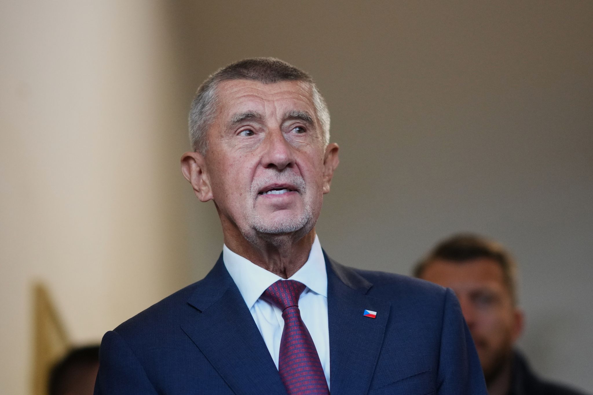 Der Vorsitzende der Oppositionsbewegung ANO, Andrej Babis, kommt zur Stimmabgabe in ein Wahllokal in Ostrava.