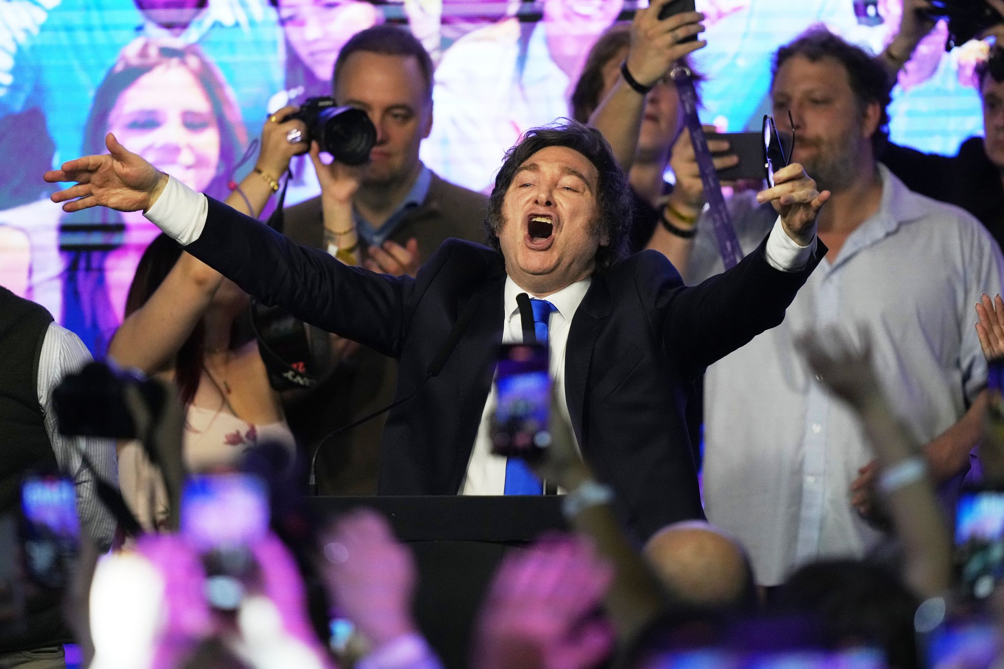 Der Jubel nach dem Sieg: Für Argentiniens Präsident Javier Milei verlief die Kongresswahl erfolgreich.