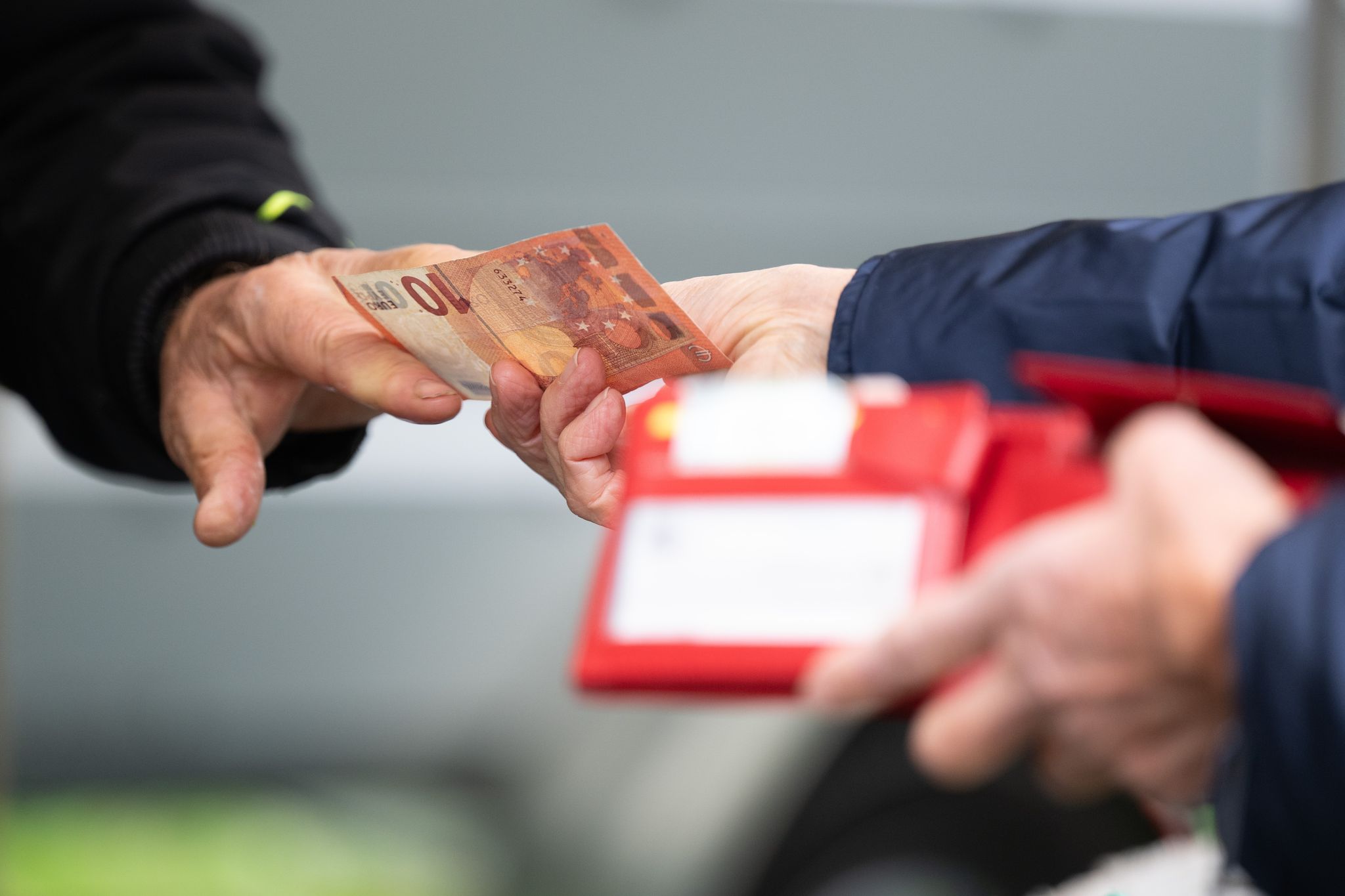 Lebensmittel und Dienstleistungen sind teils deutlich teurer als vor einem Jahr, das spüren die Menschen im Geldbeutel. (Symbolbild)