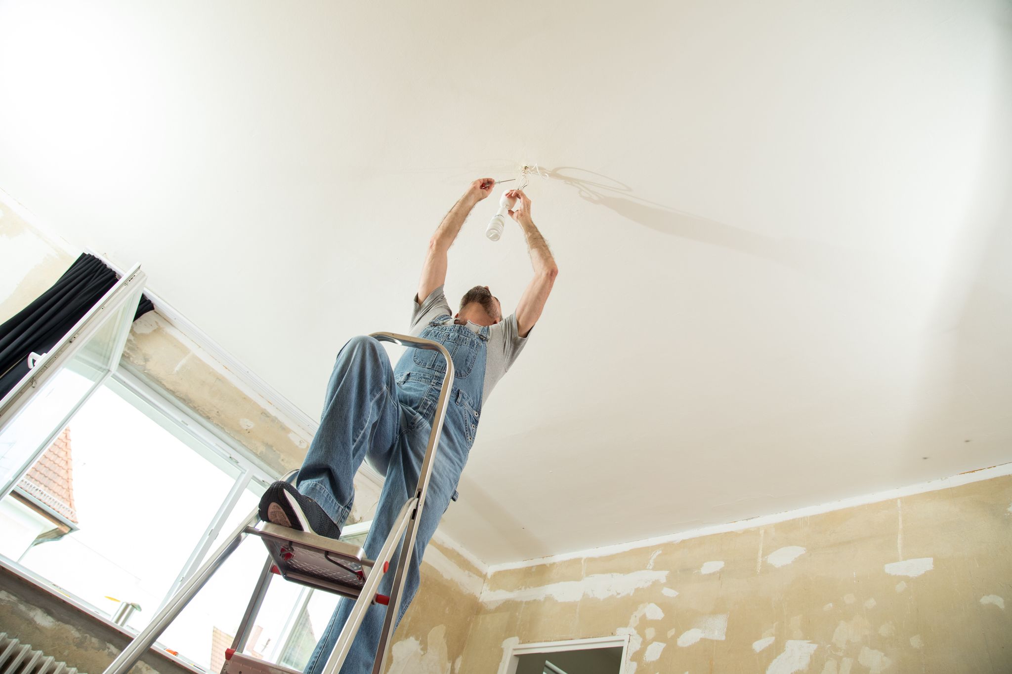 Das Anbringen von Lampen erledigen viele selbst. Doch was ist, wenn man von der Leiter stürzt und sich schwer verletzt?
