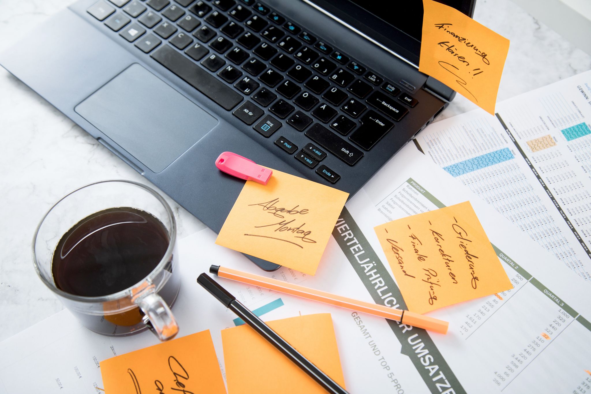 Handschriftliche Notizen und To-do-Listen unterstützen die Konzentration – ohne digitale Ablenkungen.