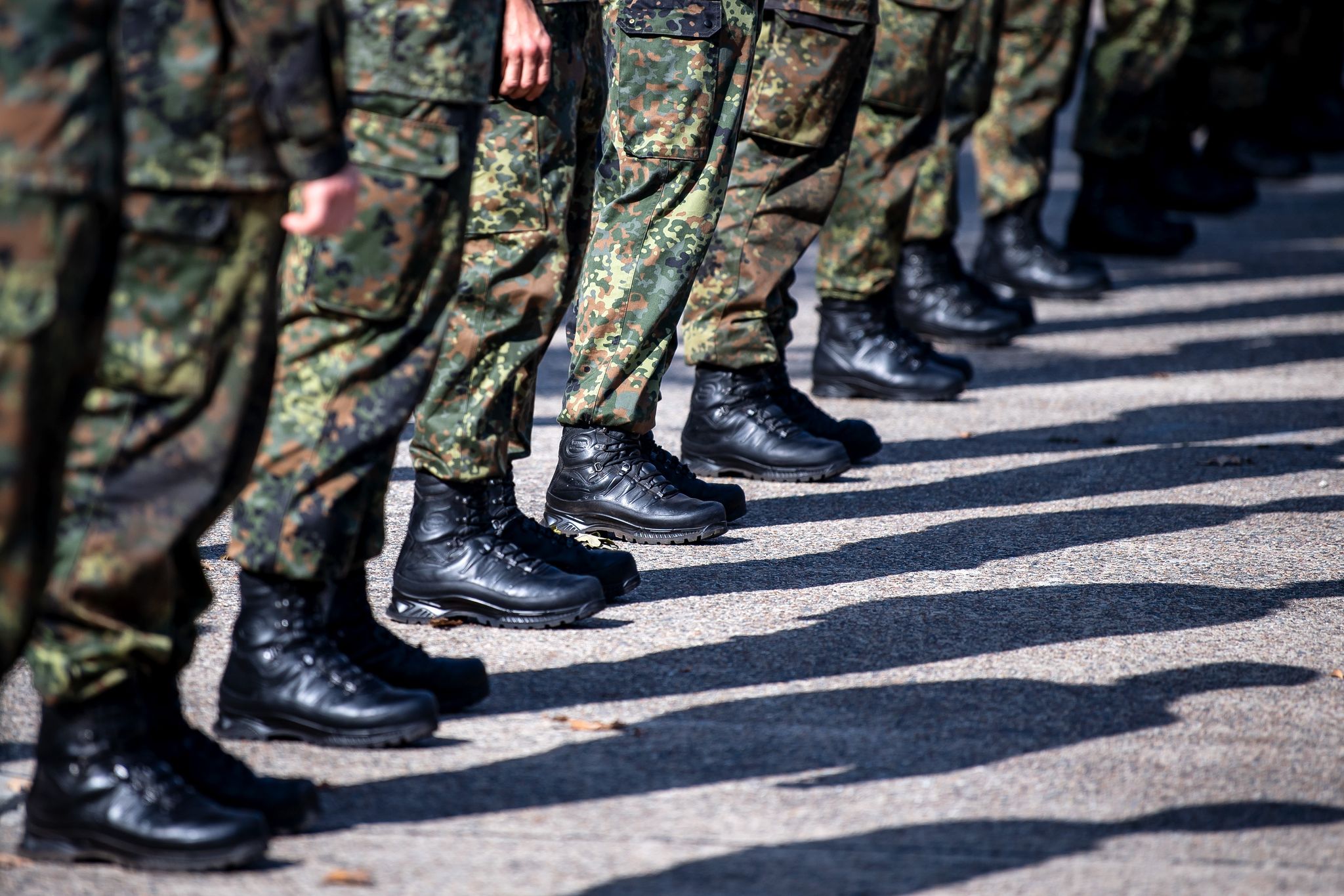 Antreten, Märsche, Schießübungen – sollten in den nächsten Jahren nicht genügend Freiwillige bei der Bundeswehr zusammenkommen, könnte auch die Wehrpflicht wiederbelebt werden.