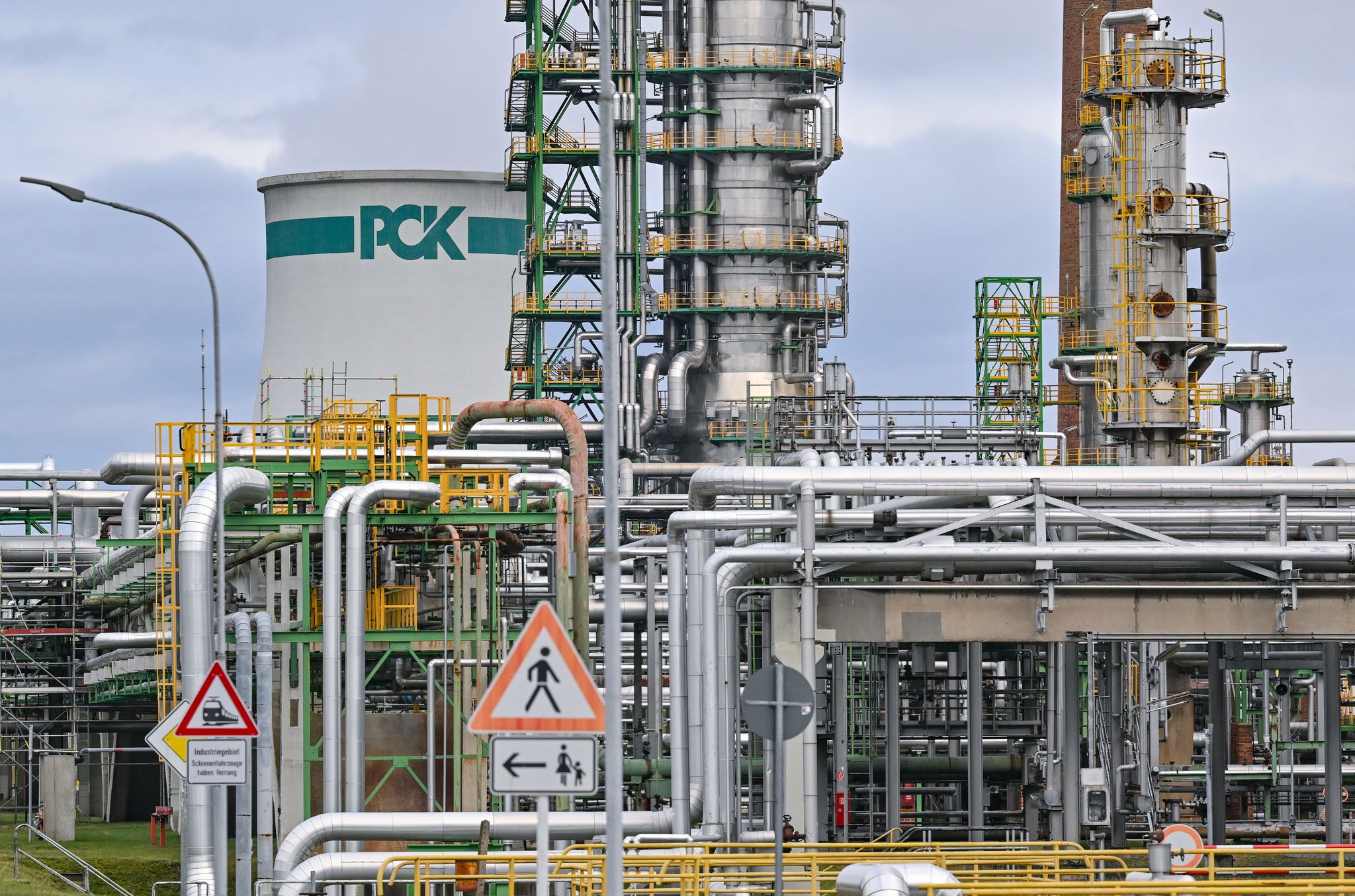 Deutsche Rosneft-Beteiligungen wie die PCK-Raffinerie dürften nach Einschätzung der Regierung nicht unter die Sanktionen fallen. (Archivbild)