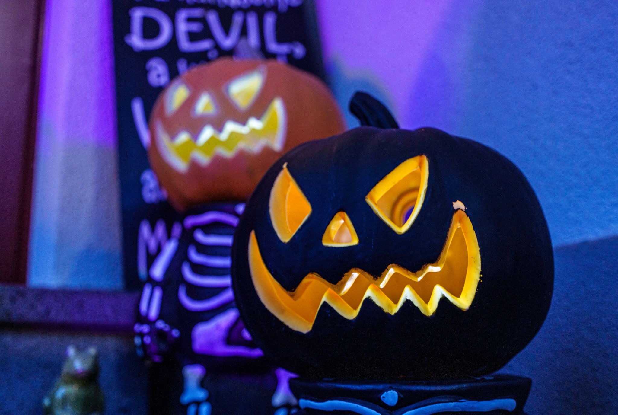 Mit Kerzenwachs, Farbe oder Sprühlack verzierte Kürbisse gehören nach Halloween in den Restmüll: Auch ausgebrannte Teelichter werden dort entsorgt.