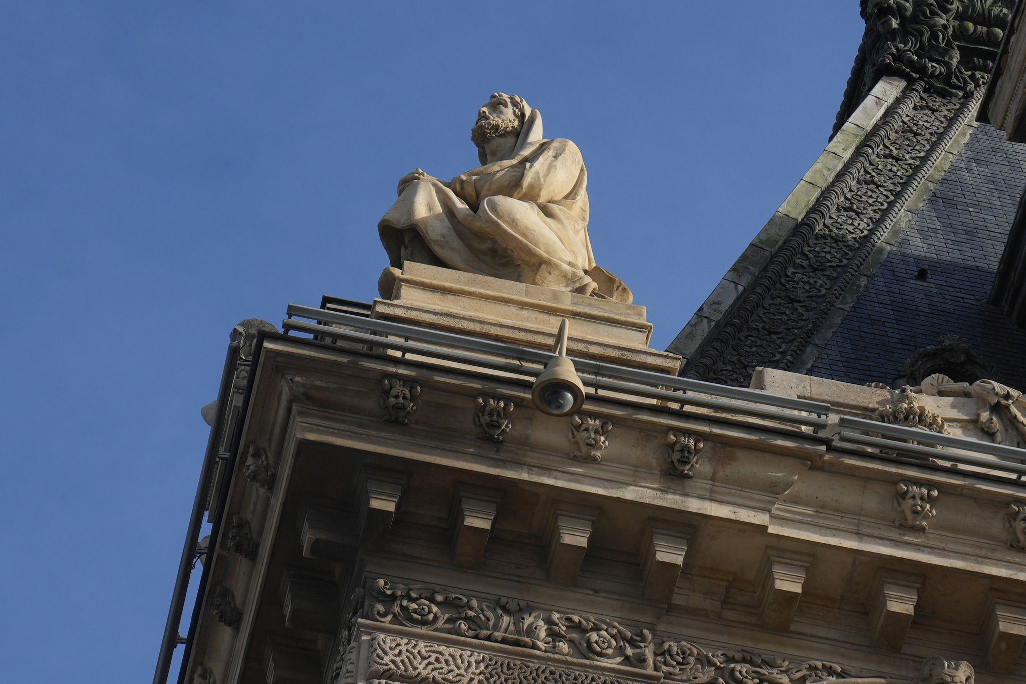 Die Polizei hofft die Louvre-Einbrecher dank zahlreicher Spuren zu fassen (Archivbild).