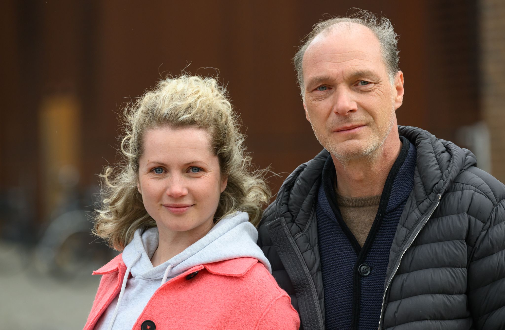 Leonie Winkler (Cornelia Gröschel) und Peter Michael Schnabel (Martin Brambach) ermitteln nach dem Abschied der Kollegin Karin Gorniak (Karin Hanczewski) im Dresdner Tatort «Siebenschläfer» alleine.
