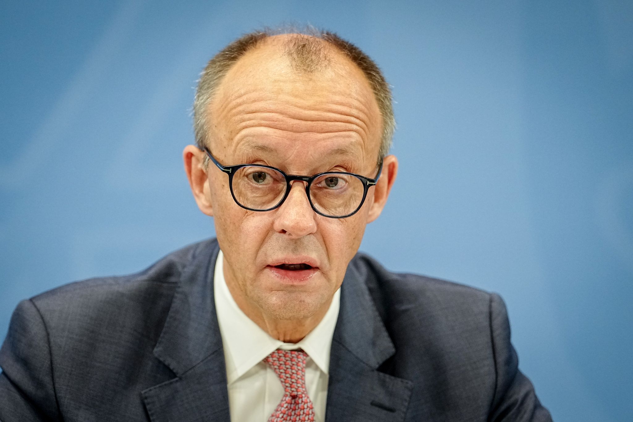 Es gebe die Chance, dass noch in dieser Woche die verbliebenen israelischen Geiseln von der Terrororganisation Hamas freigelassen würden und es dann auch zu einem Rückzug der israelischen Armee im Gazastreifen kommt, sagte Merz.