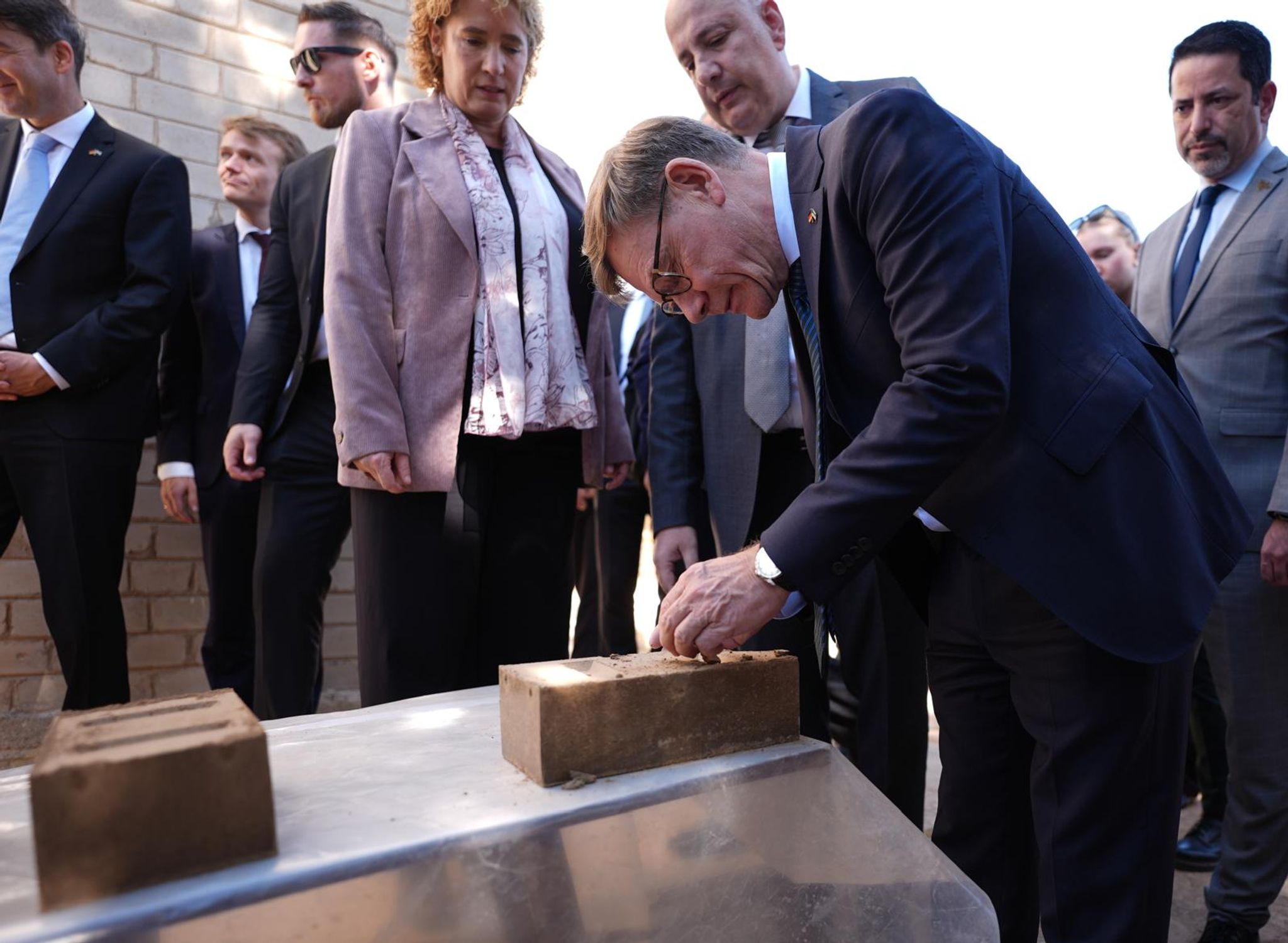 Wadephul hat sich erschüttert vom Ausmaß der Zerstörung nahe der syrischen Hauptstadt Damaskus gezeigt.