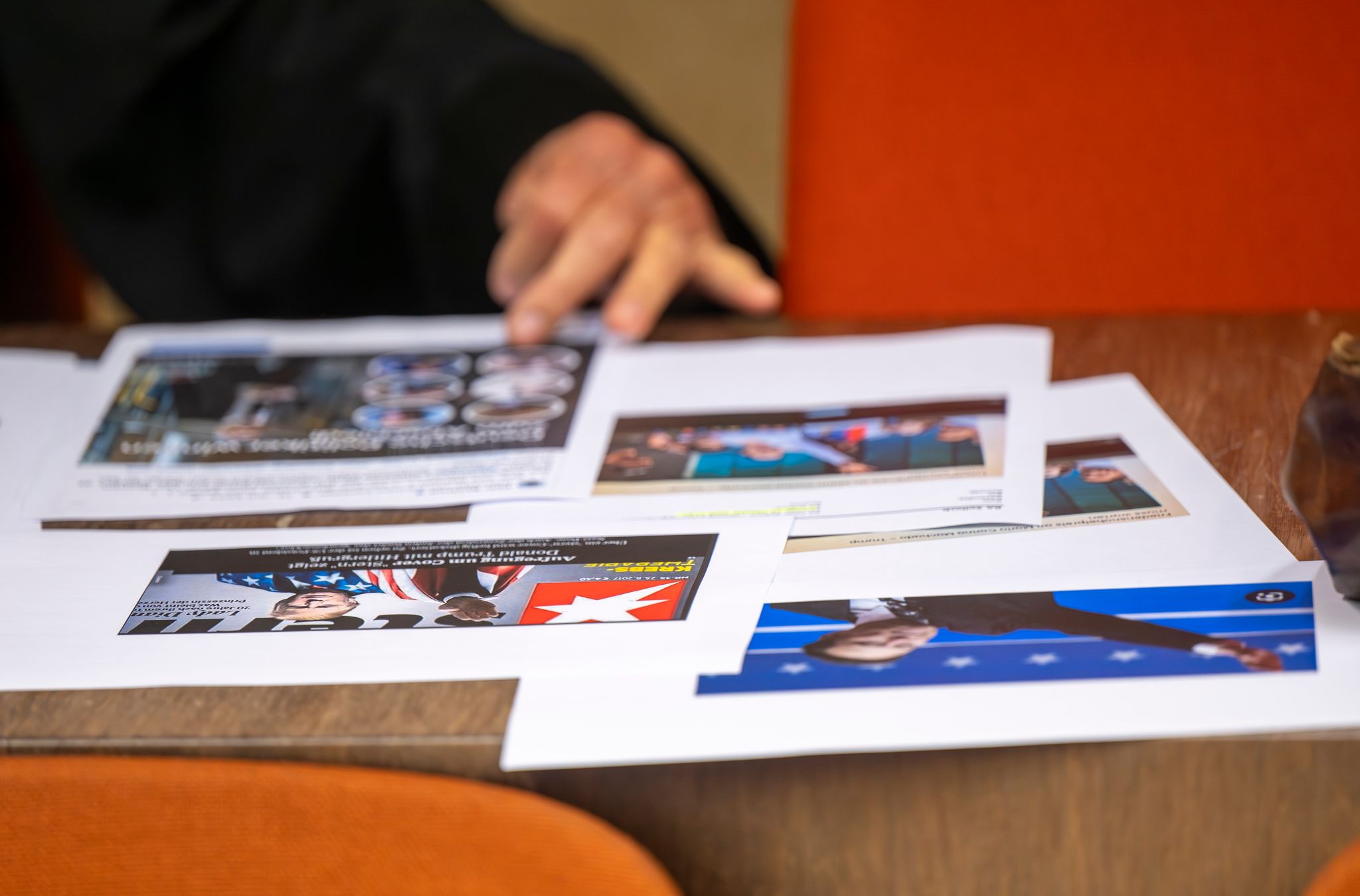 Bystrons Verteidiger versuchte in dessen Abwesenheit, die Vorwürfe vor Gericht mit Hilfe anderer Abbildungen zu relativieren.