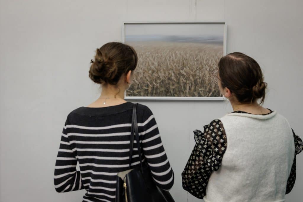 Besucher vor einem Werk von Michael Mönnich