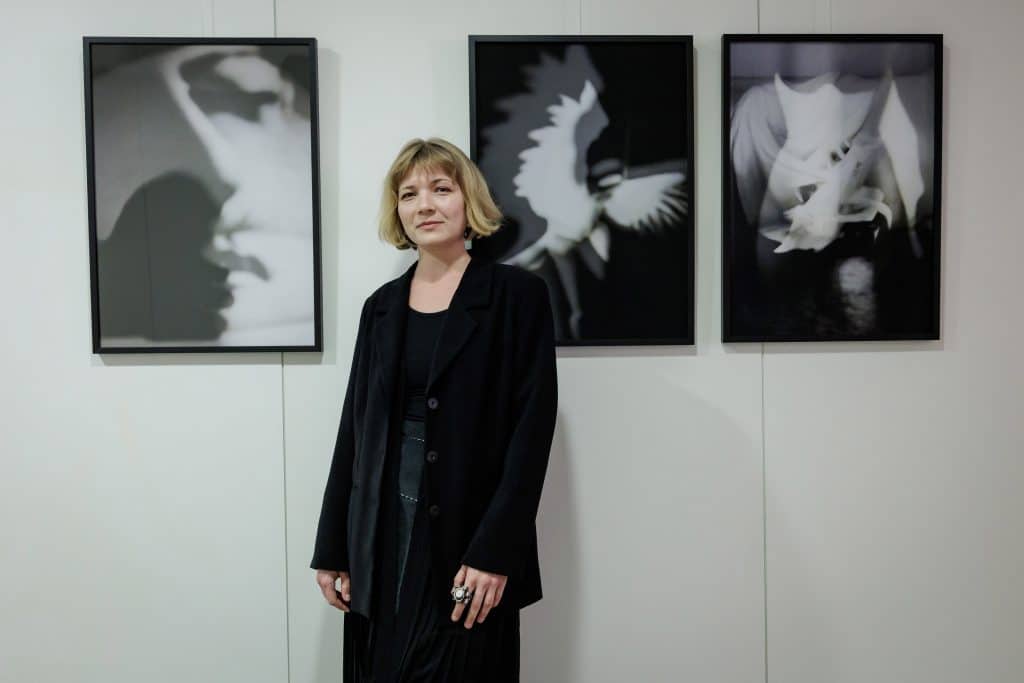 Ana Daniela Koch vor ihren Werken.