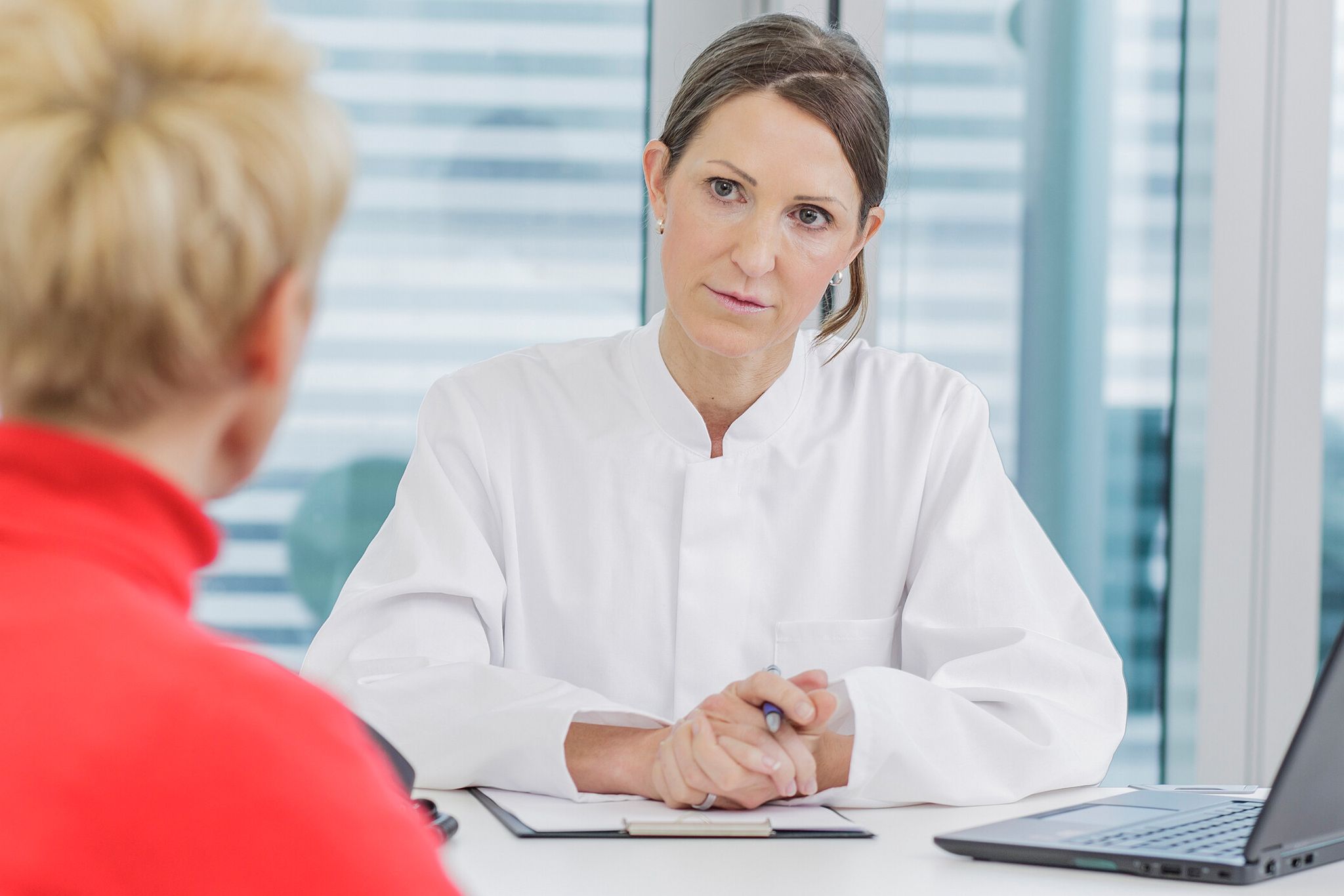 Übelkeit, Schmerzen im Oberbauch oder Fettstuhl: Sind typische Beschwerden von Pankreaskrebs stark und/oder halten länger als zwei bis vier Wochen an, sollte man sie ärztlich abklären lassen.