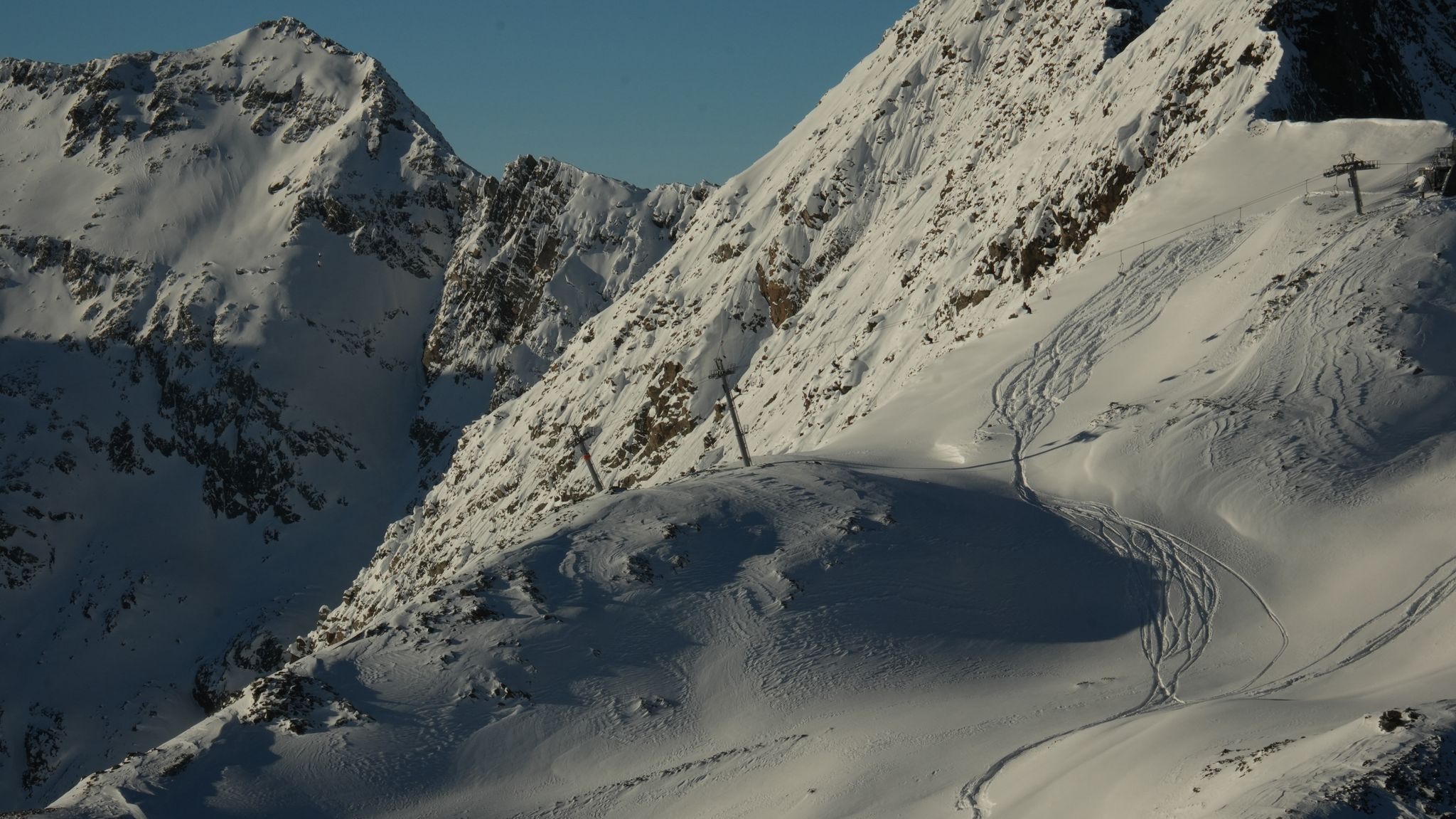 Bereits vorhandene Spuren im Tiefschnee bieten keine Sicherheit: Die Schneedecke kann weiterhin instabil sein.