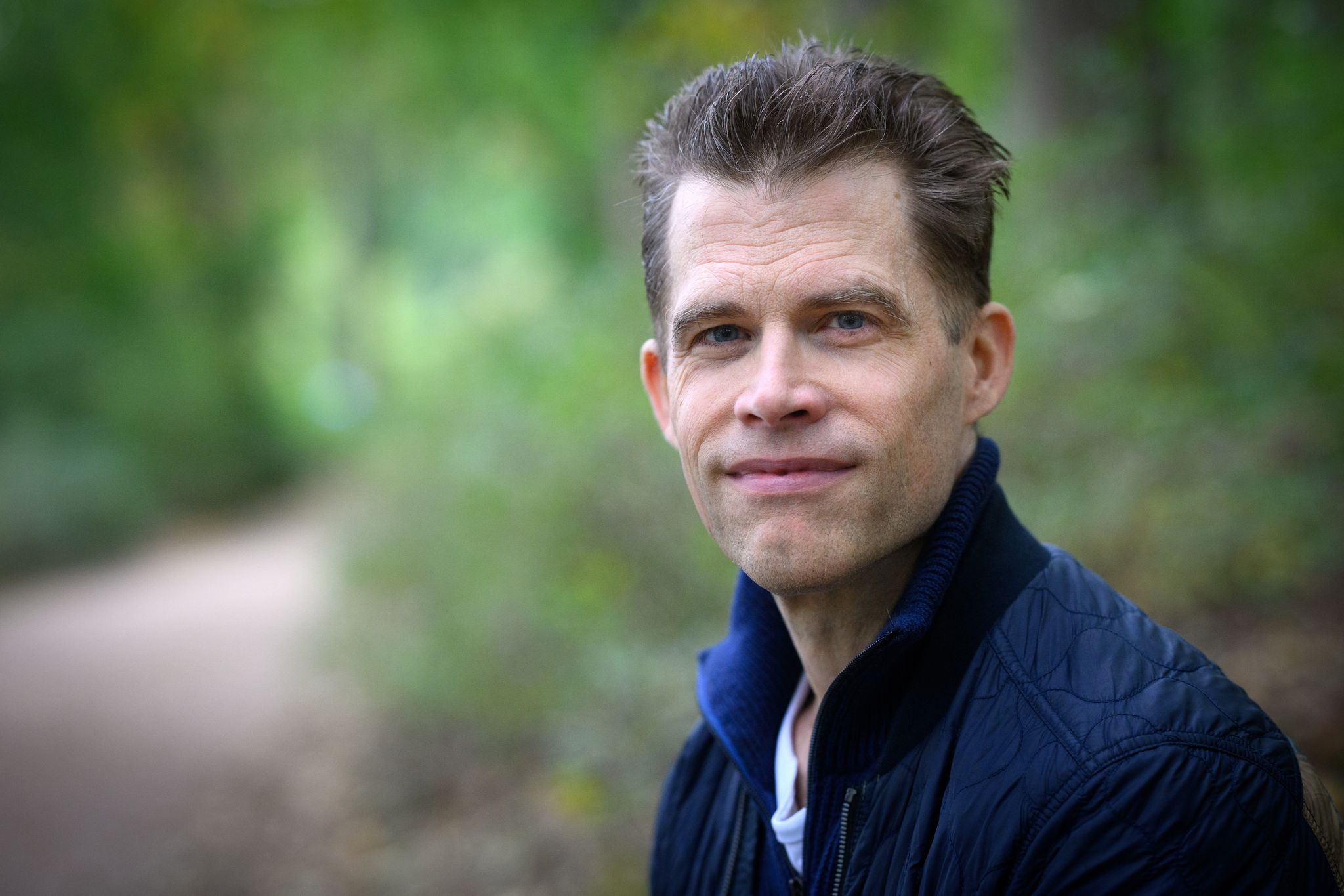 Autor Bas Kast bei einem Spaziergang am Berliner Schlachtensee.