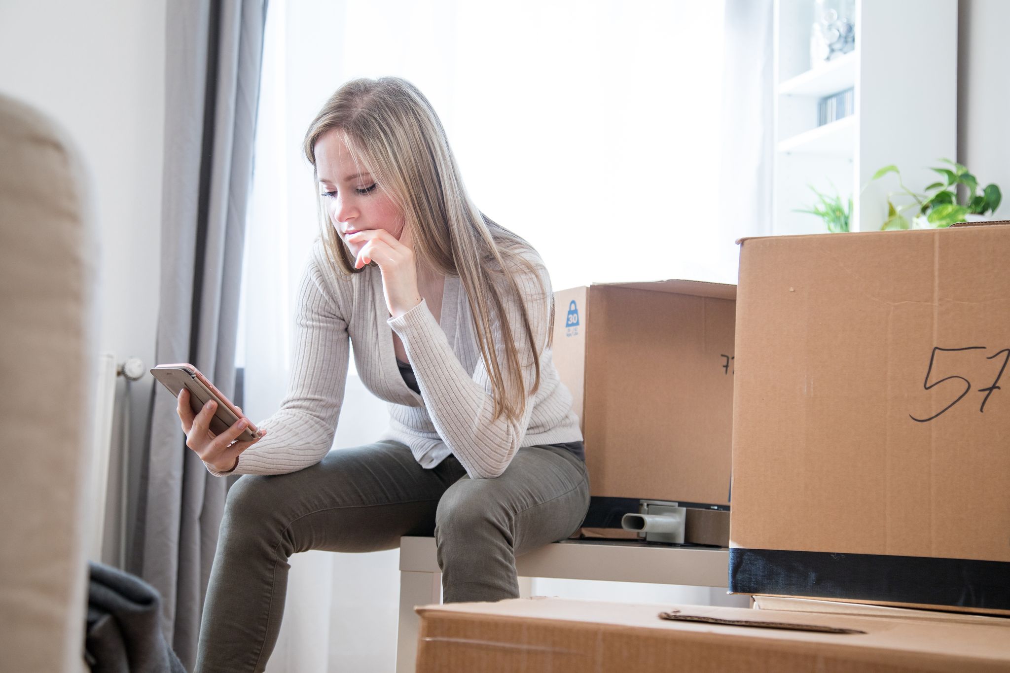 Zwischen gepackten Kartons und neuen Möglichkeiten: Wer für den Beruf umzieht, sollte alle Aspekte sorgfältig abwägen.