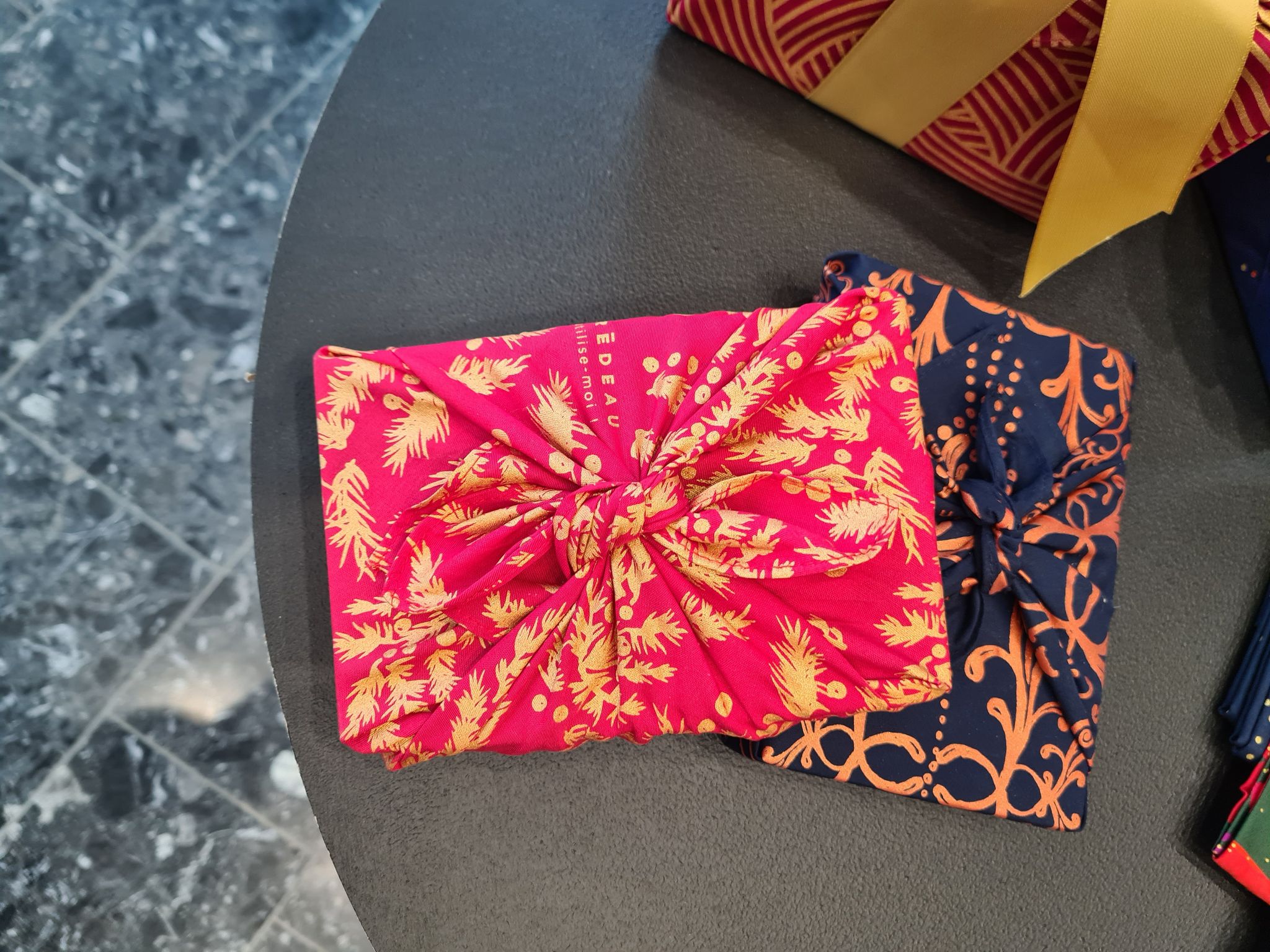 Japanische Tradition trifft Nachhaltigkeit: Furoshiki macht Geschenkverpackungen wiederverwendbar - gesehen auf der Frankfurter Messe Ambiente 2025.