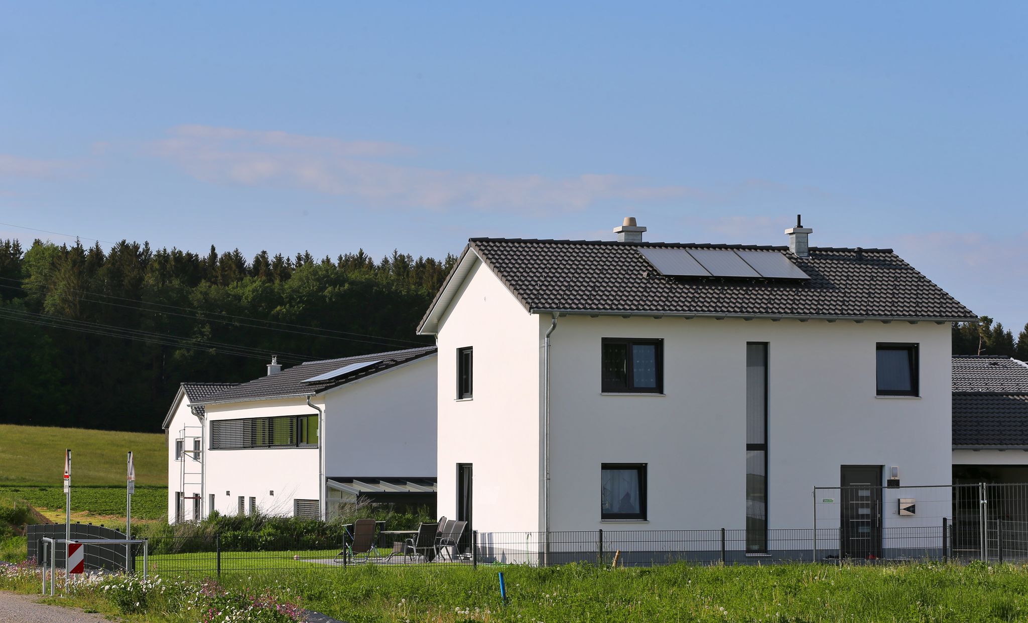 Beim Kauf eines bebauten Grundstücks für die Vermietung können die Kosten für Gebäude, Nebengebäude und Außenanlagen über die Jahre abgeschrieben werden.