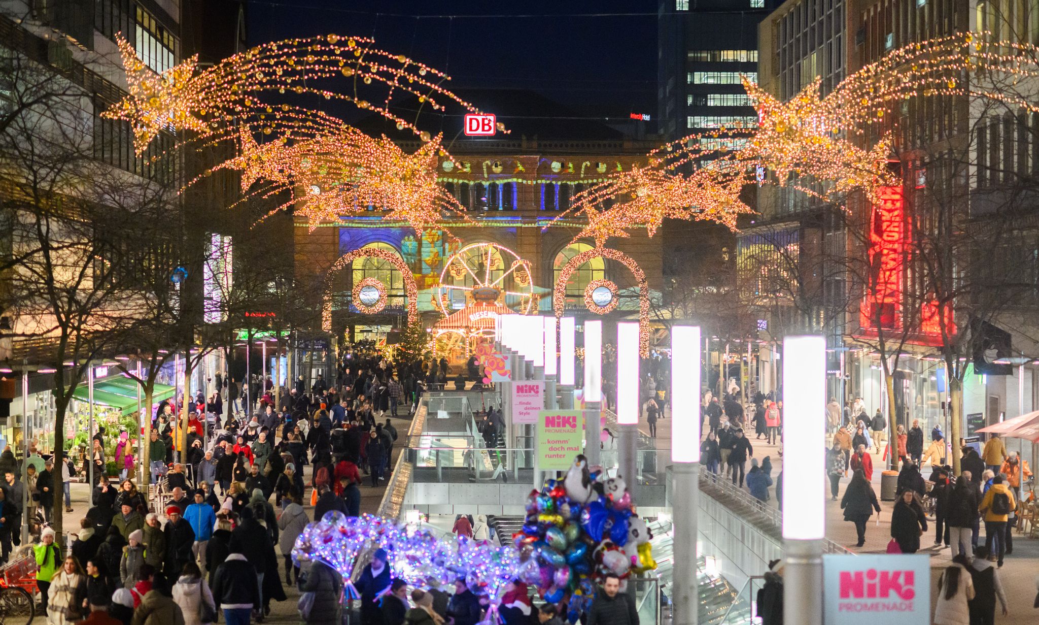 Die weihnachtlich geschmückte Innenstadt von Hannover. Viele Einzelhändler fürchten in diesem Jahr ein schlechtes Weihnachtsgeschäft. (Symbolbild)