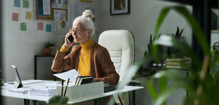 Foto: Pressmaster/iStock Rentnerin arbeitet