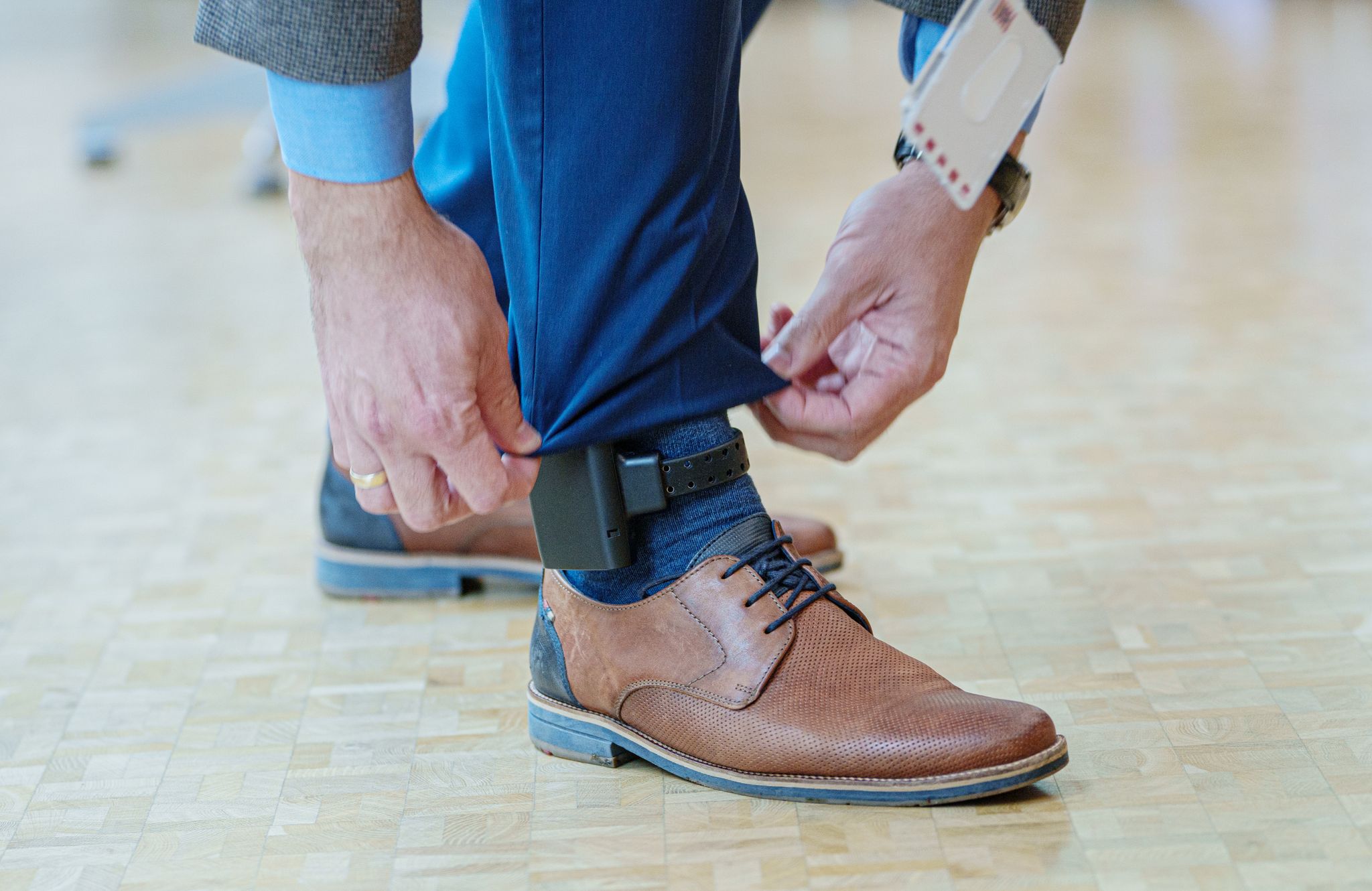 Die elektronische Fußfessel soll bei gewalttätigen Ex-Partnern oder Angehörigen ein Signal senden, wenn sich der Täter - bewusst oder unbewusst - dem Opfer nähert. (Symbolbild)