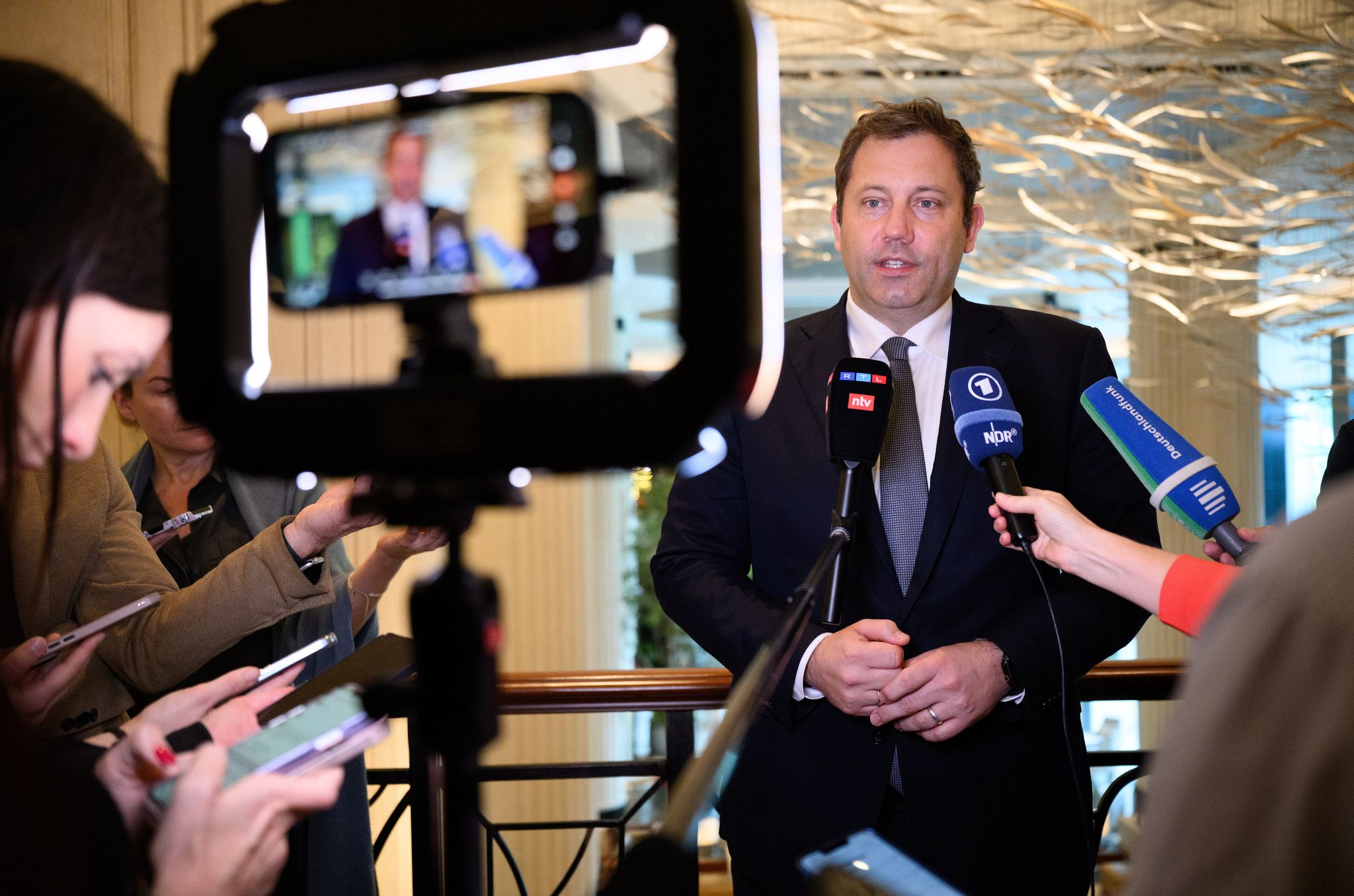 Klingbeil war für politische Gespräche in Singapur und fliegt von dort zum G20-Gipfel.