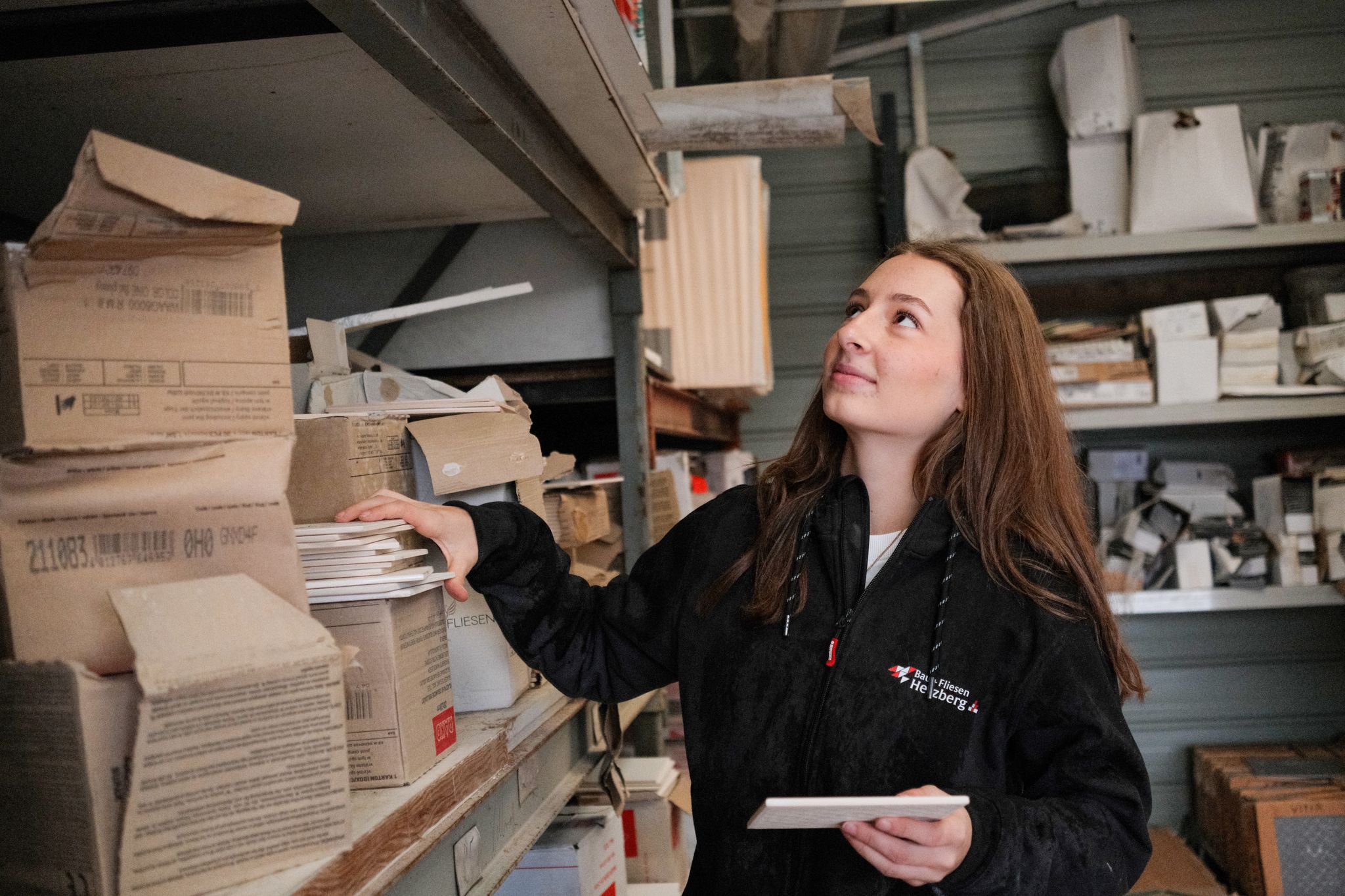 Celine Köster, Auszubildene zur Fliesen- und Mosaiklegerin, hat sich nach ihrem Hauptschulabschluss dazu entschieden, ein Freiwilliges Handwerksjahr (FHJ) zu absolvieren.