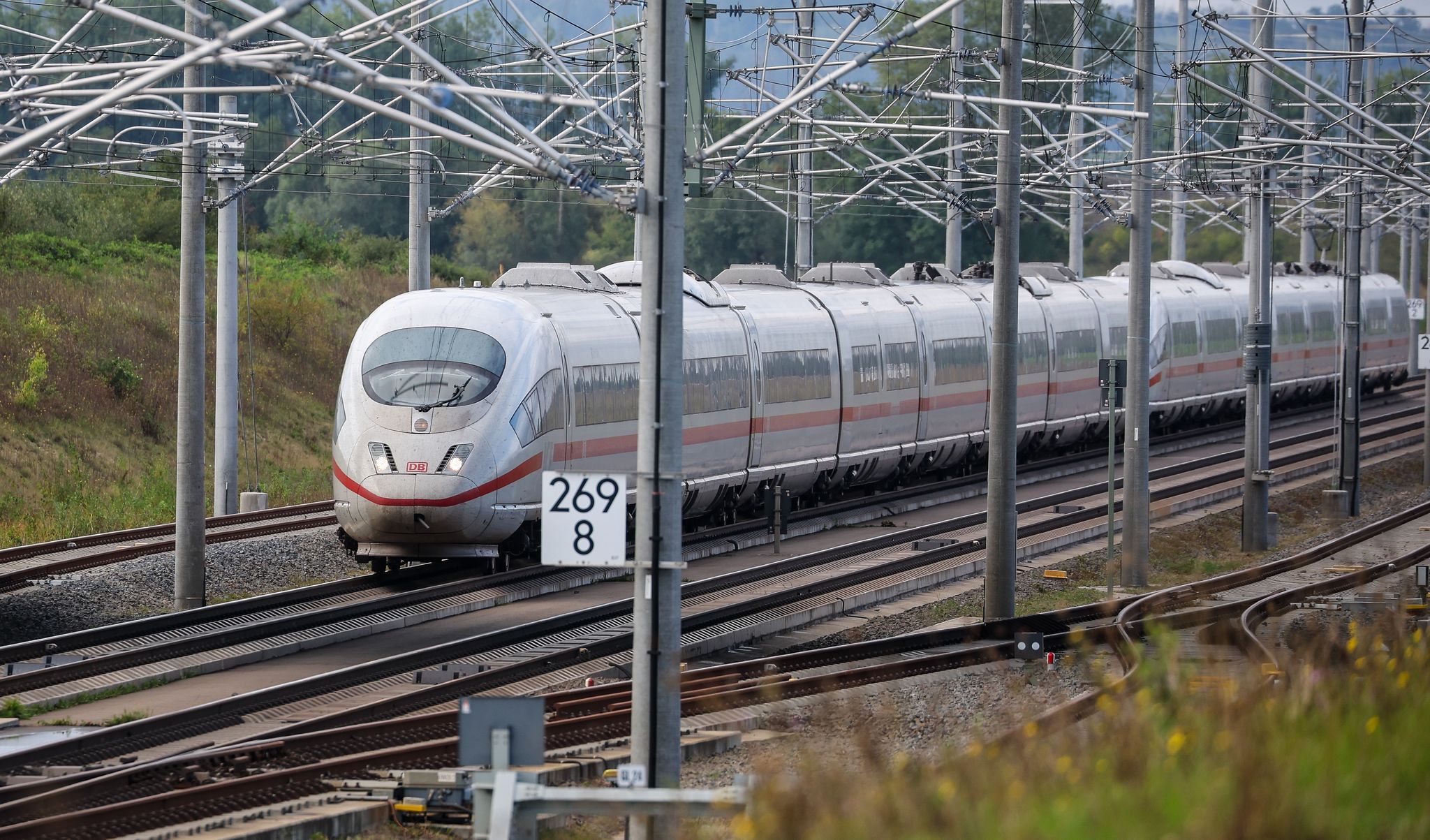 Züge zwischen europäischen Metropolen sollen künftig deutlich schneller fahren können. (Archivbild)