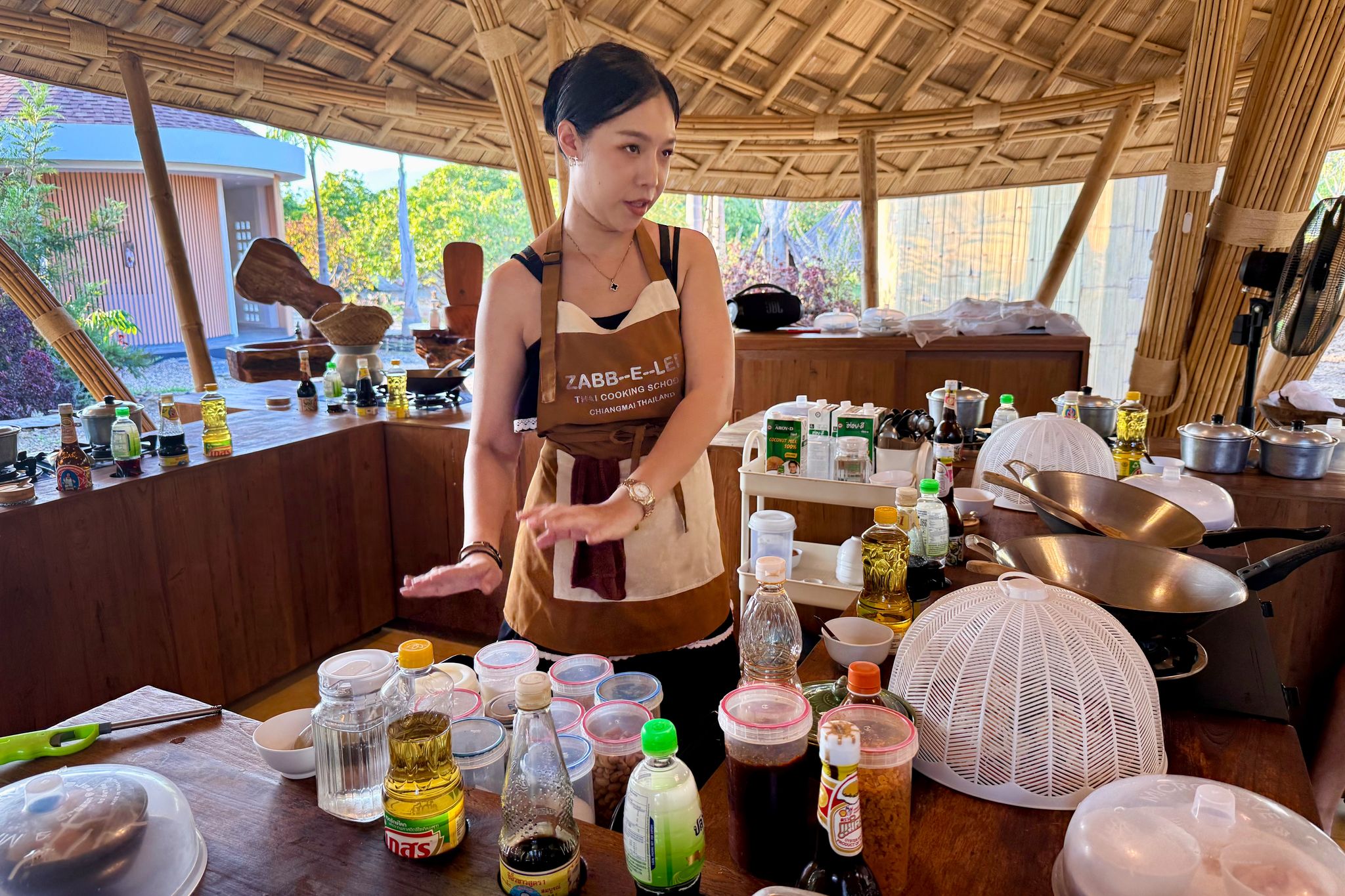 Kursleiterin Alice erläutert die verschiedenen Zutaten für die typischen thailändischen Gerichte.