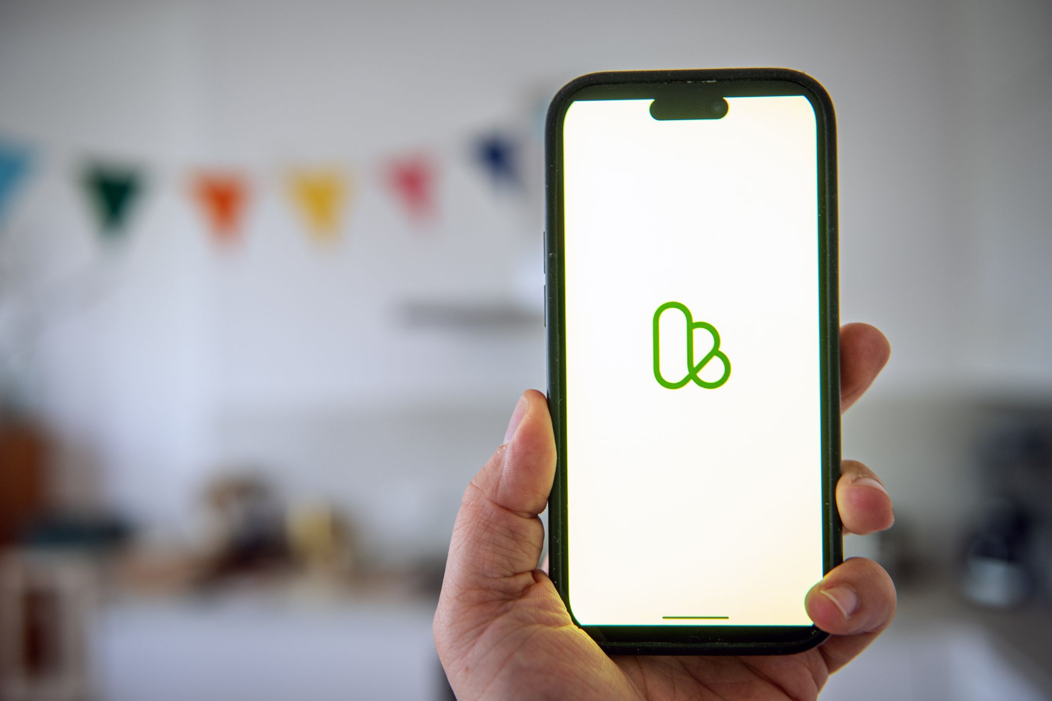 KI erleichtert das Erstellen von Inseraten: Ein Foto genügt, um automatisch Text und passende Kategorien vorgeschlagen zu bekommen.