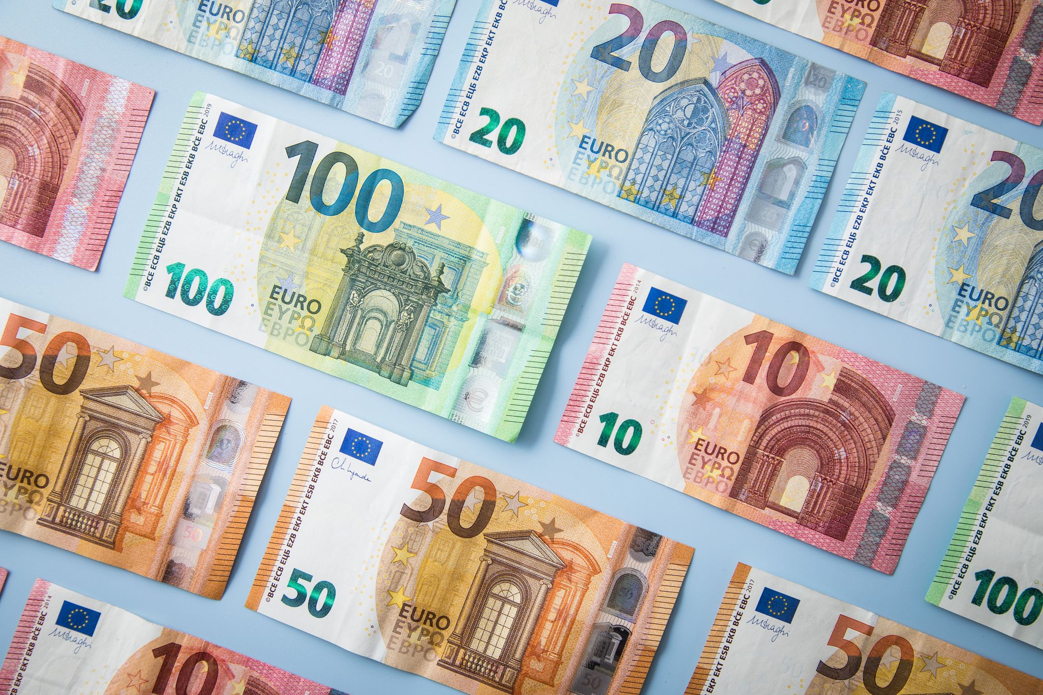 Bar Erspartes bei der Geldanlage splitten oder am Stück investieren? Das hängt ganz vom jeweiligen Anlagehorizont ab.