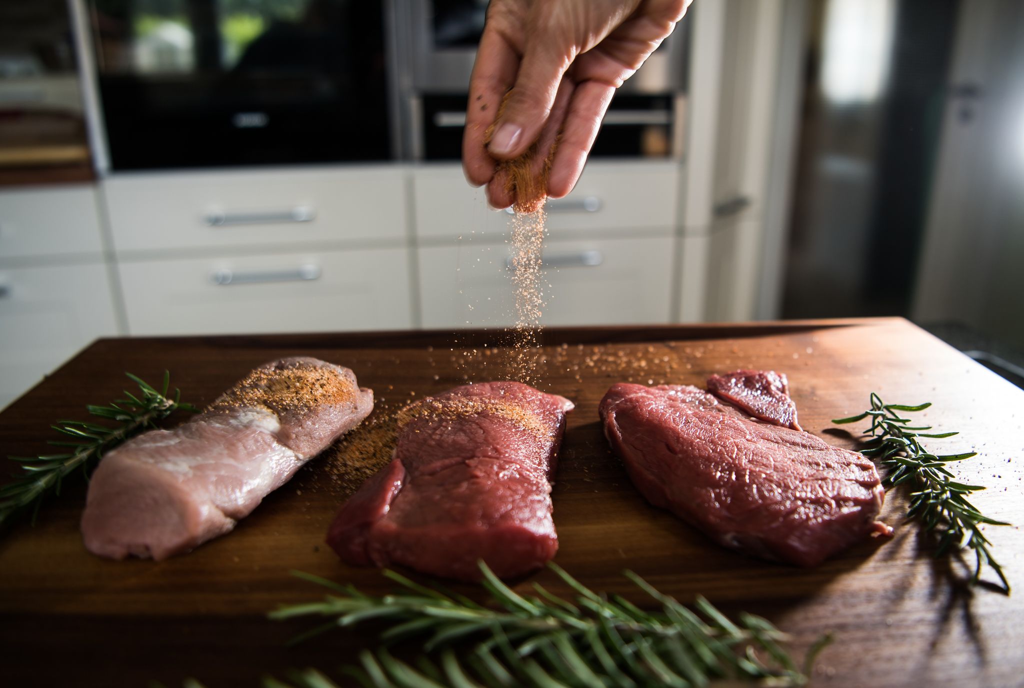 Zartes Fleisch gelingt auch ohne künstlichen Zartmacher - etwa mit Fleischklopfer oder selbstgemachter Marinade.