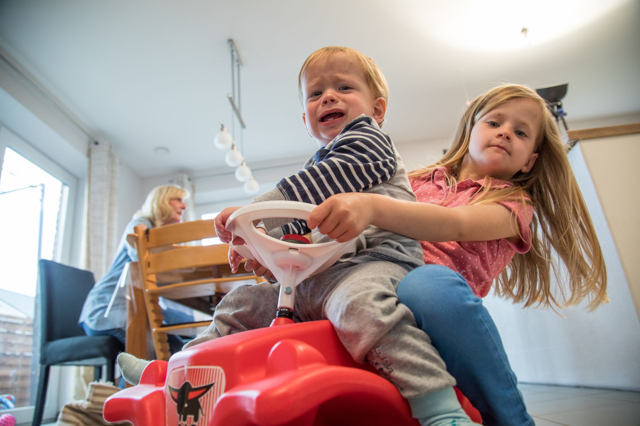 Da müssen sie erst mal alleine durch: Geschwister sollten miteinander streiten können.