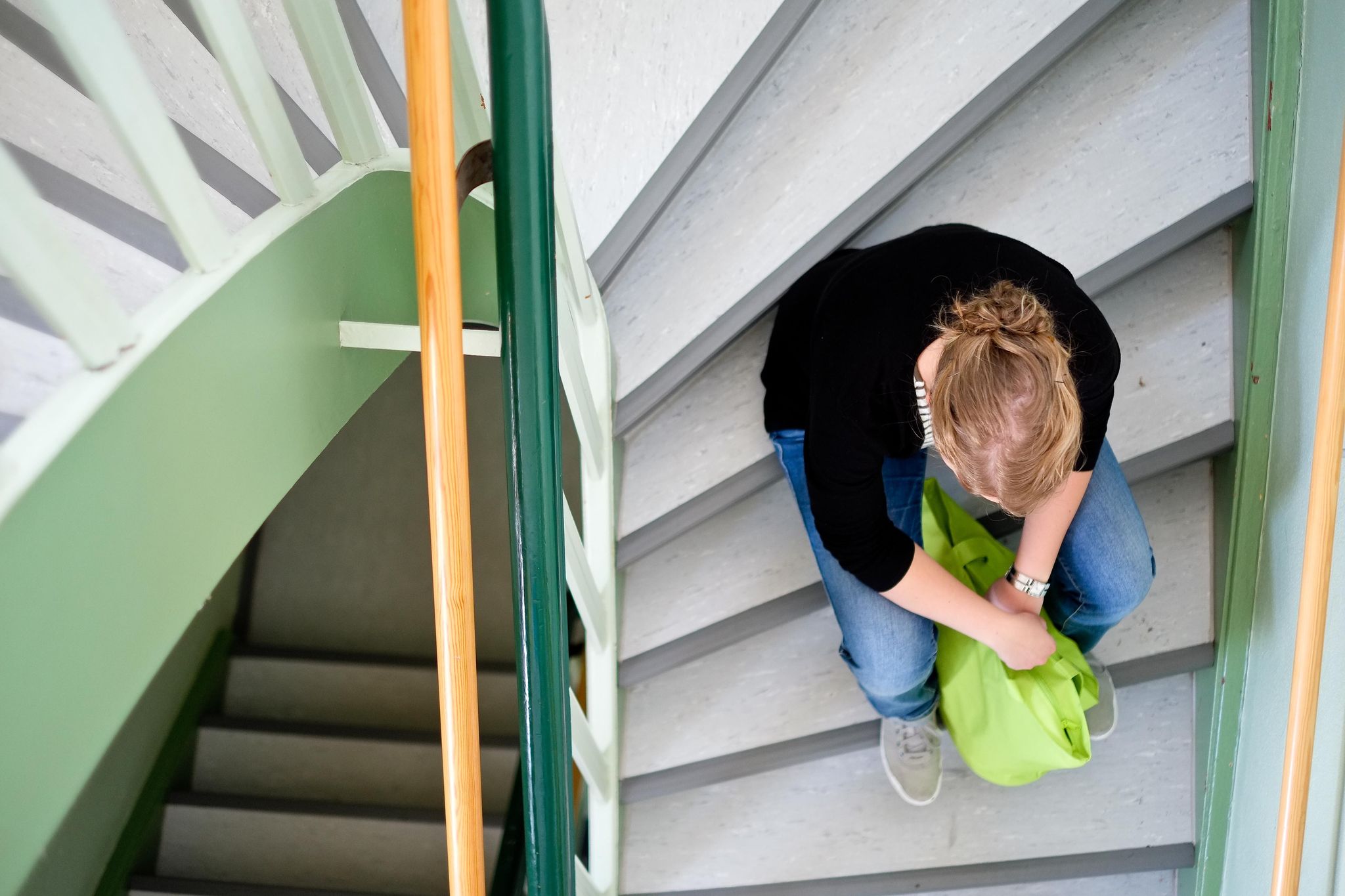 Chronische Müdigkeit und Überforderung sind häufige Folgen von Präsentismus - und das ist weder für Arbeitnehmer noch für Arbeitnehmer gut.