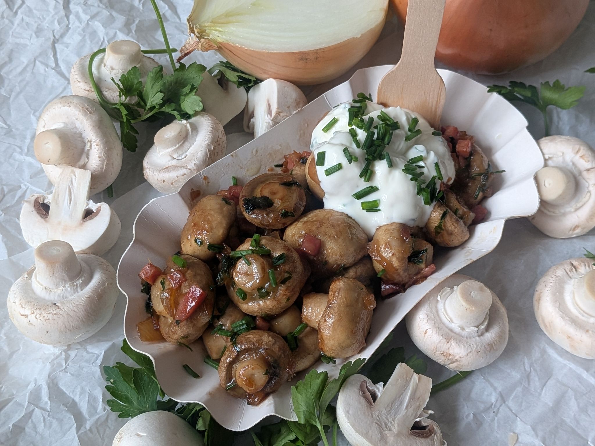 Ob mit oder ohne Speckwürfelchen: Beim Anblick des Schälchens mit den Champignons fühlt man sich wie auf dem Weihnachtsmarkt.
