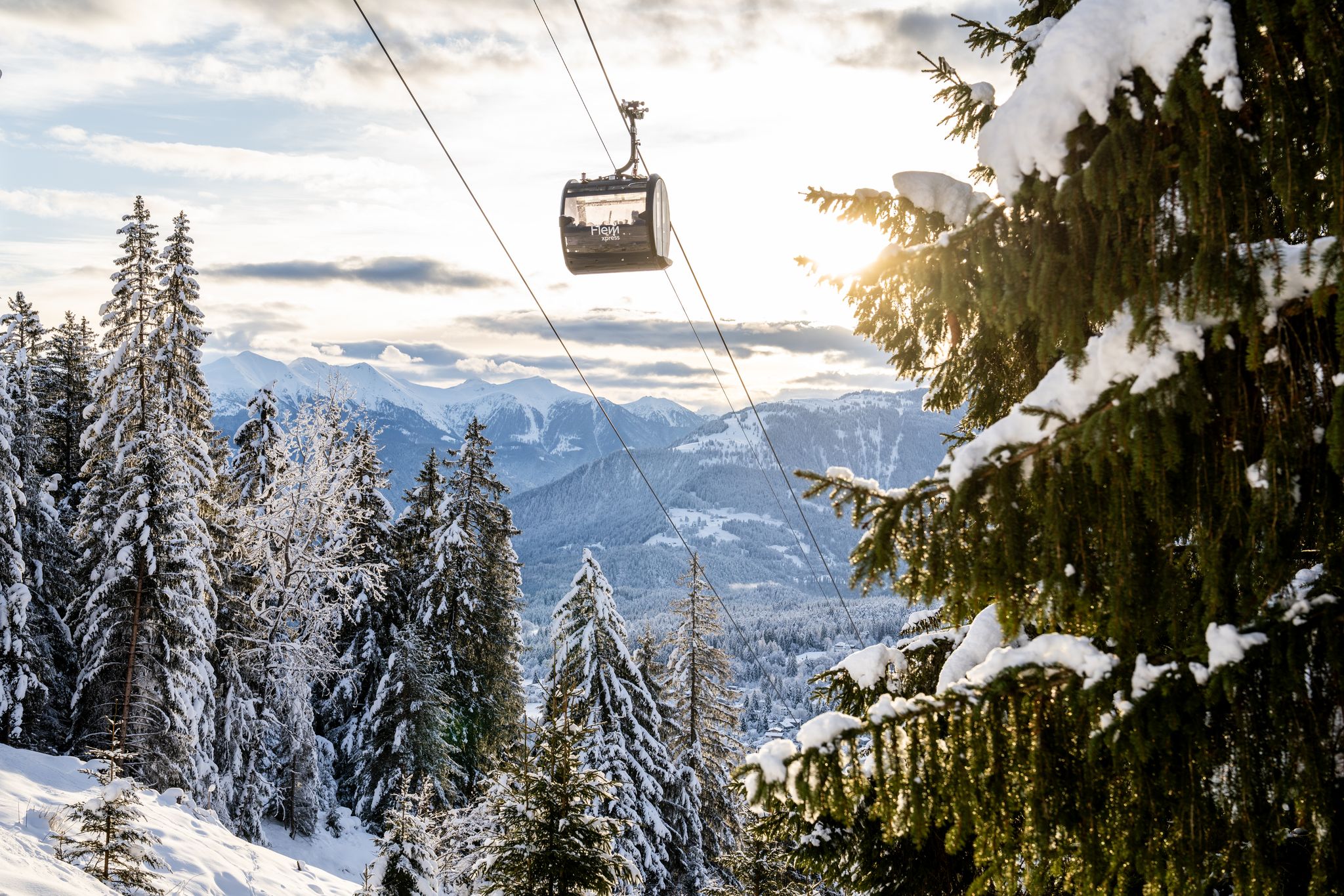 Die Gondeln fahren nach Bedarf: der «FlemX» im Schweizer Skigebiet Flims Laa nutzt die Ropetaxi-Technologie.